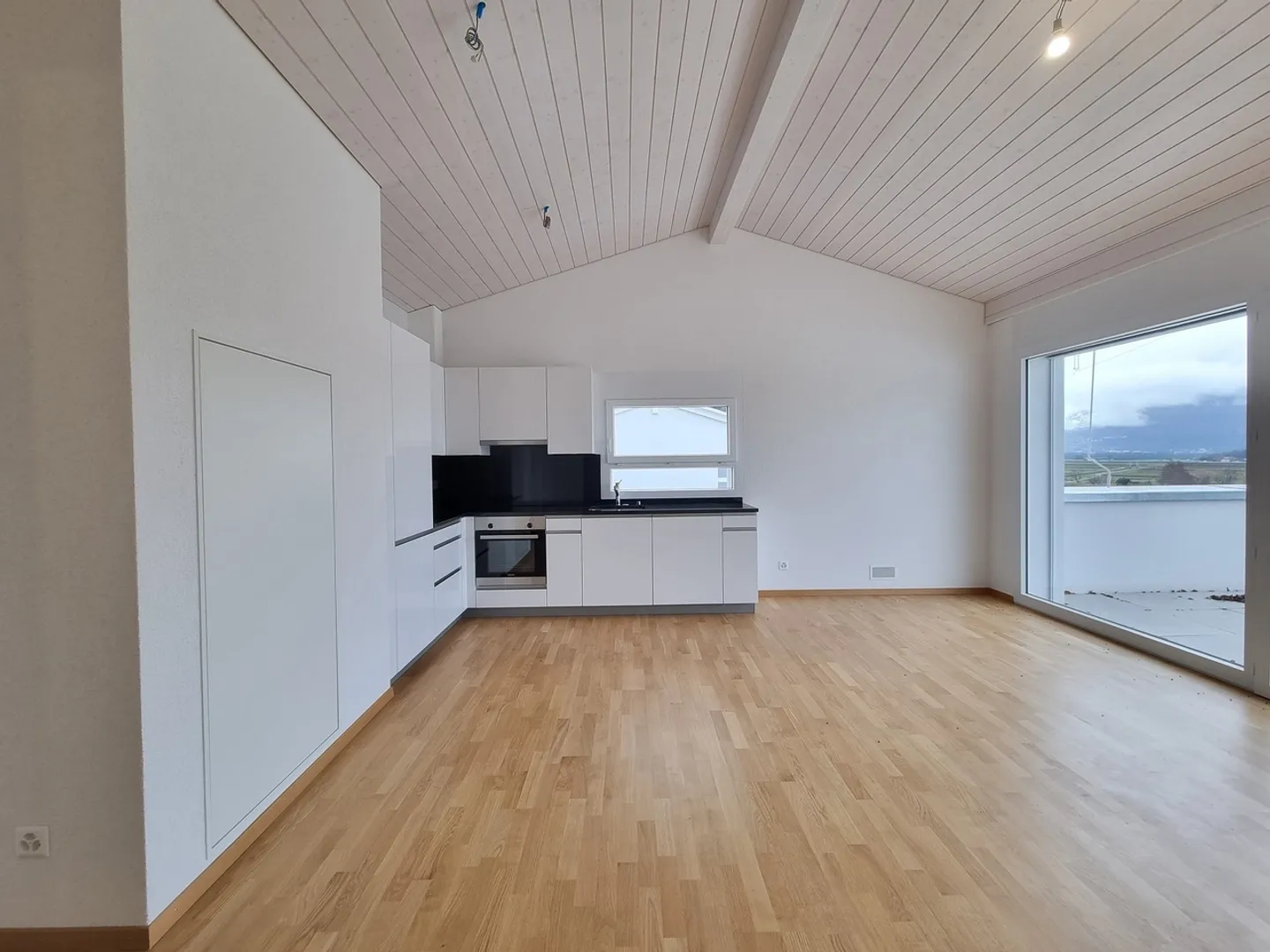 SPACIEUX APPARTEMENT MANSARDÉ DE 2.5 PIÈCES POUR RENDEMENT - Photo 3 sur 10