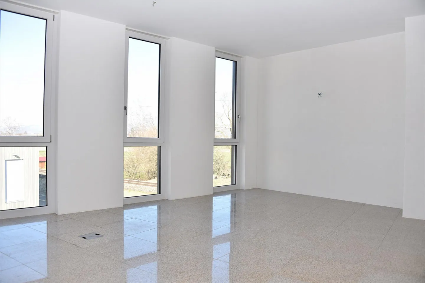 Bright, modern office / commercial space - Photo 4 of 5