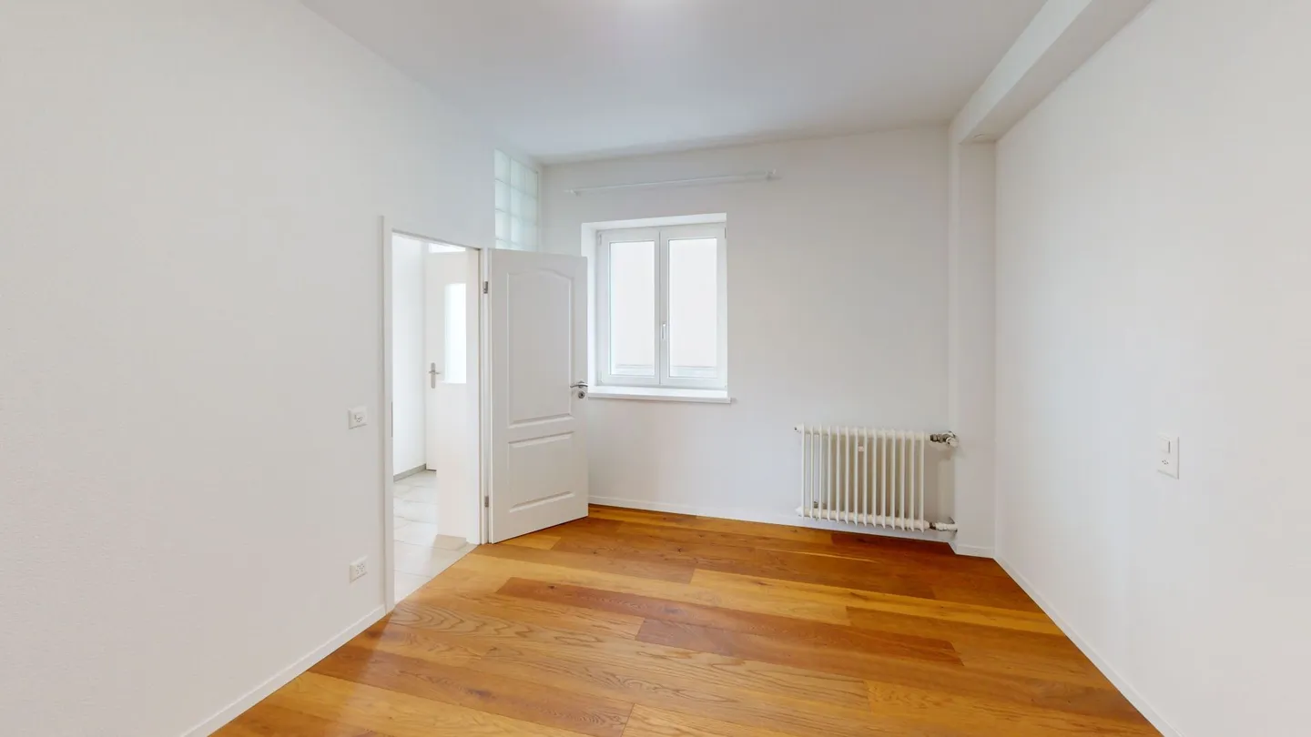 Freshly renovated 2.5-room apartment in Wil AG - ready for immediate occupancy - Photo 2 of 5
