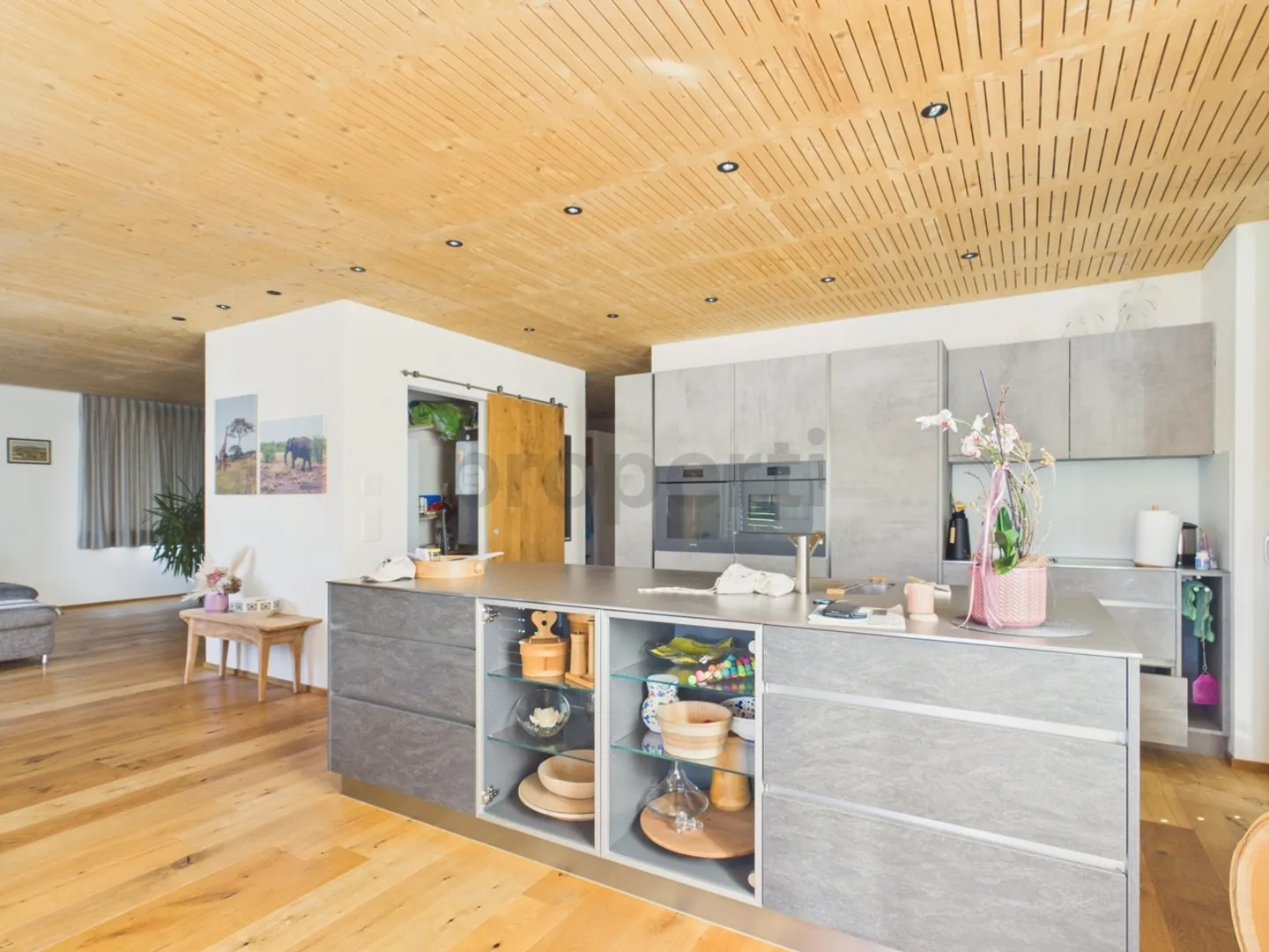 Balcon ensoleillé avec vue dégagée, rénové avec style et deux salles de bains modernes - Photo 6 sur 13