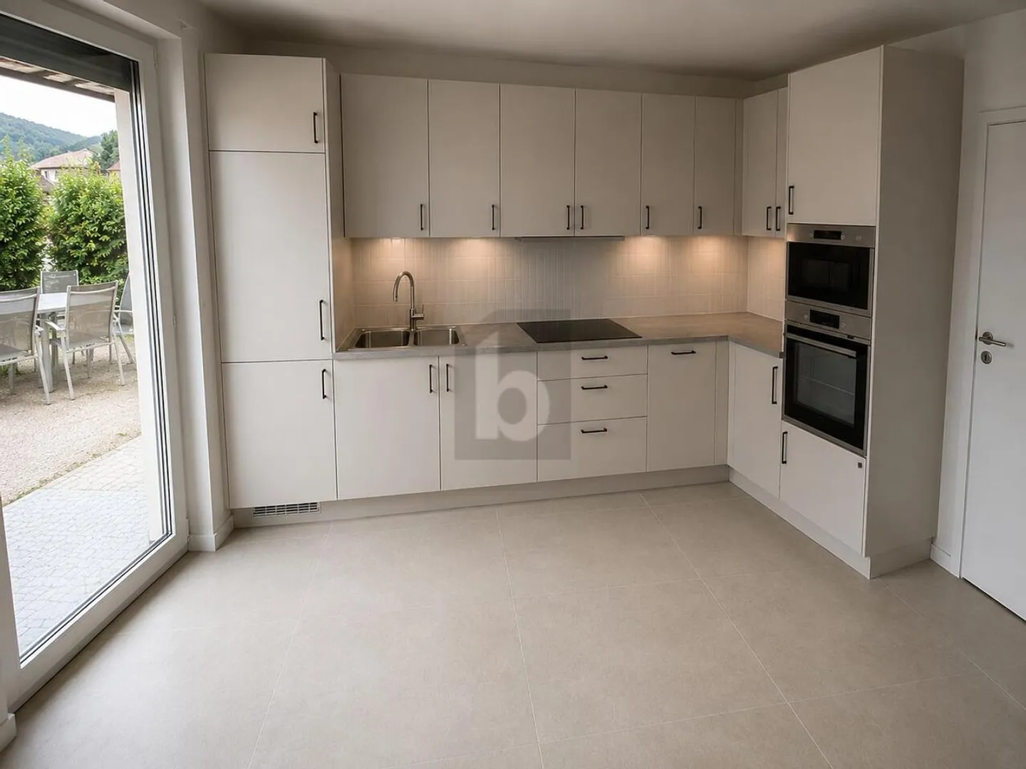 PLENTY OF SPACE, PLENTY OF LIGHT, COMPLETELY RENOVATED - Photo 3 of 6