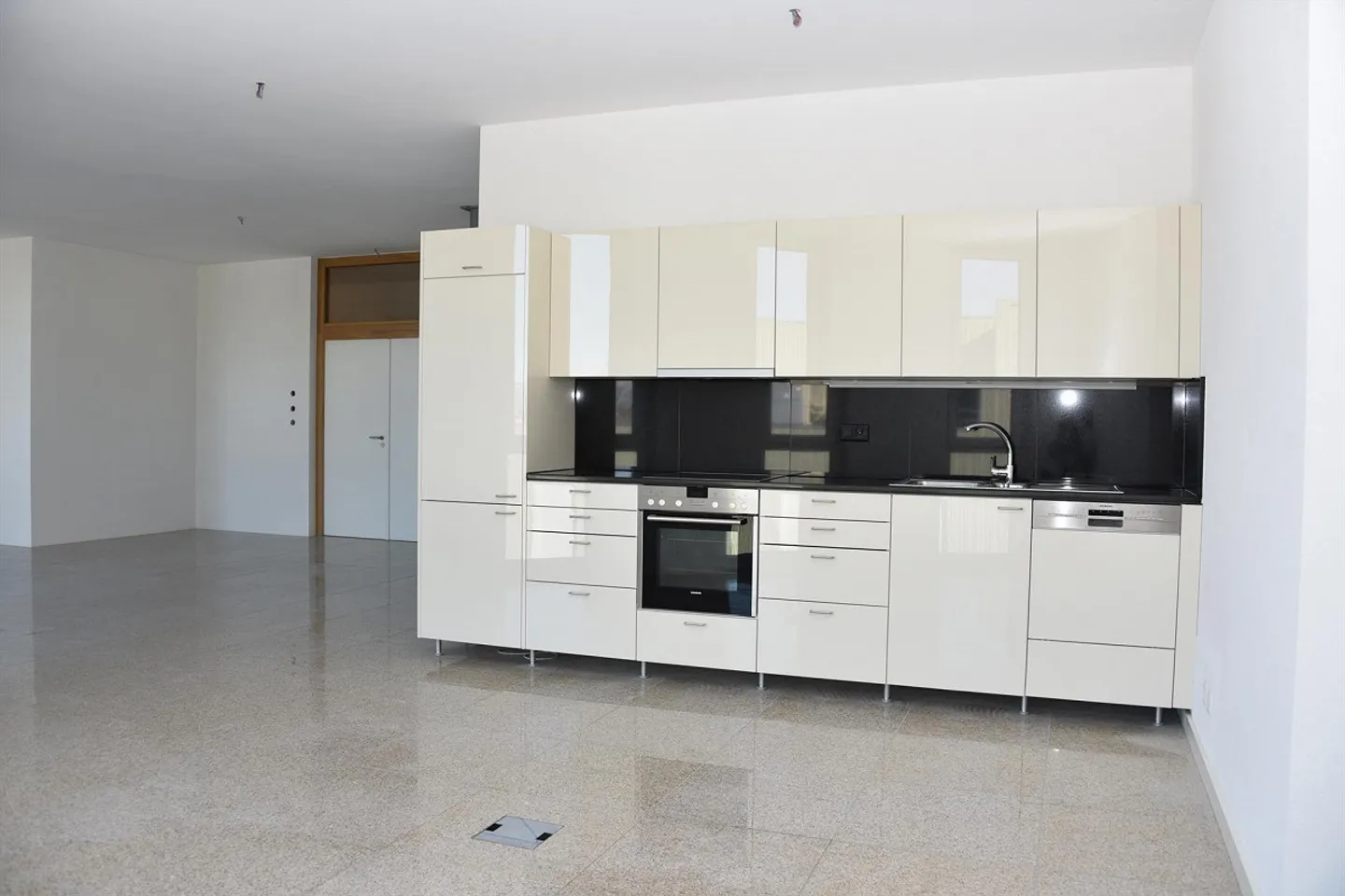 Bright, modern office / commercial space - Photo 3 of 5