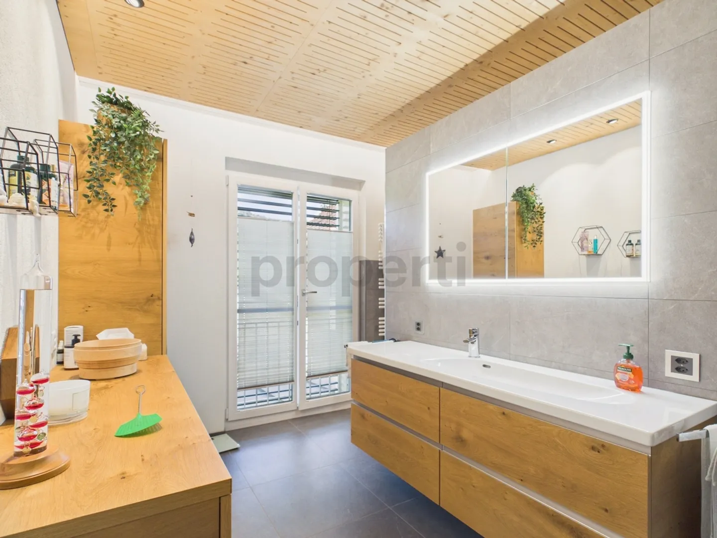 Balcon ensoleillé avec vue dégagée, rénové avec style et deux salles de bains modernes - Photo 10 sur 13