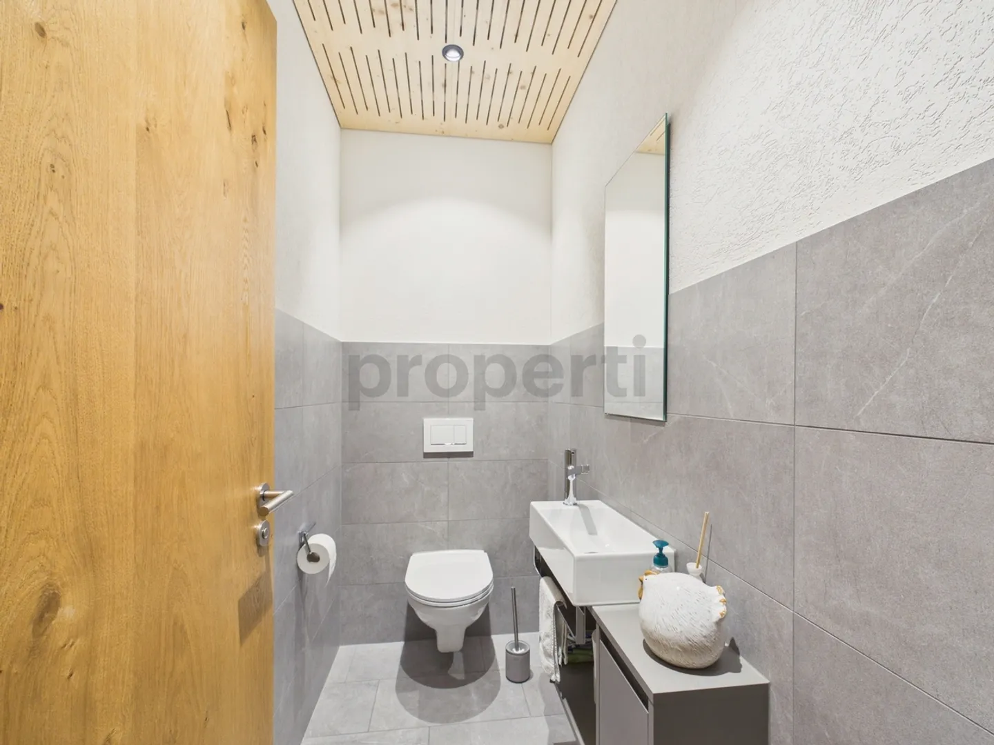 Balcon ensoleillé avec vue dégagée, rénové avec style et deux salles de bains modernes - Photo 11 sur 13