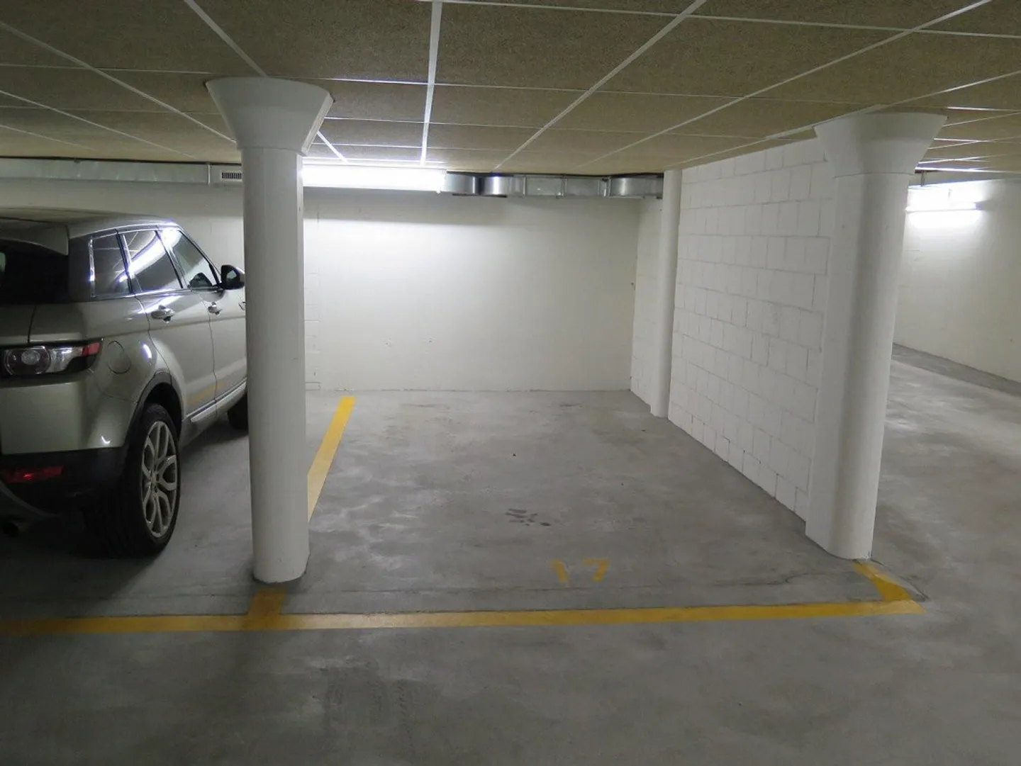 Place de parking à louer près de la gare principale - Photo 2 sur 3