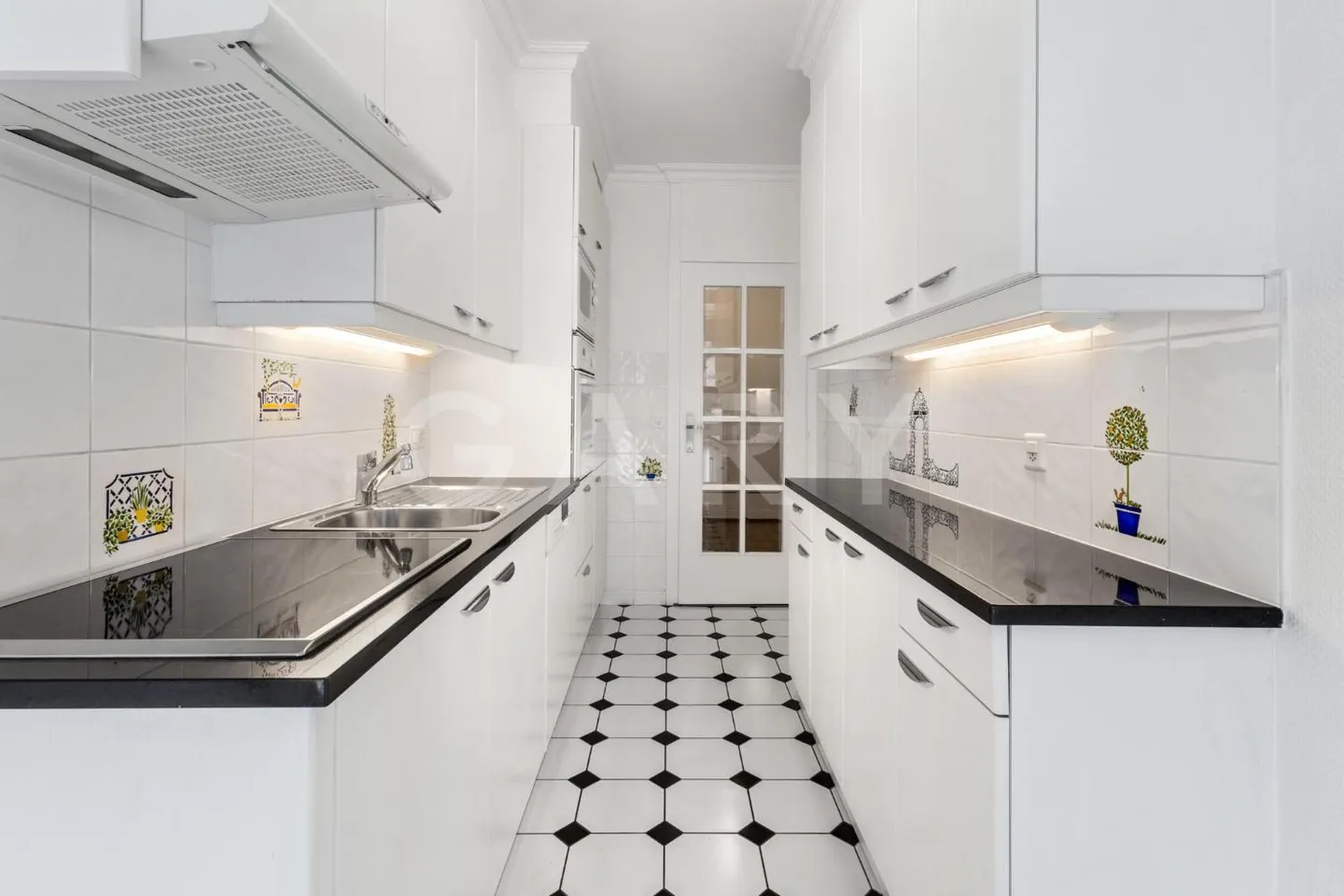Appartement rénové avec piscines sur le toit - Photo 7 sur 10
