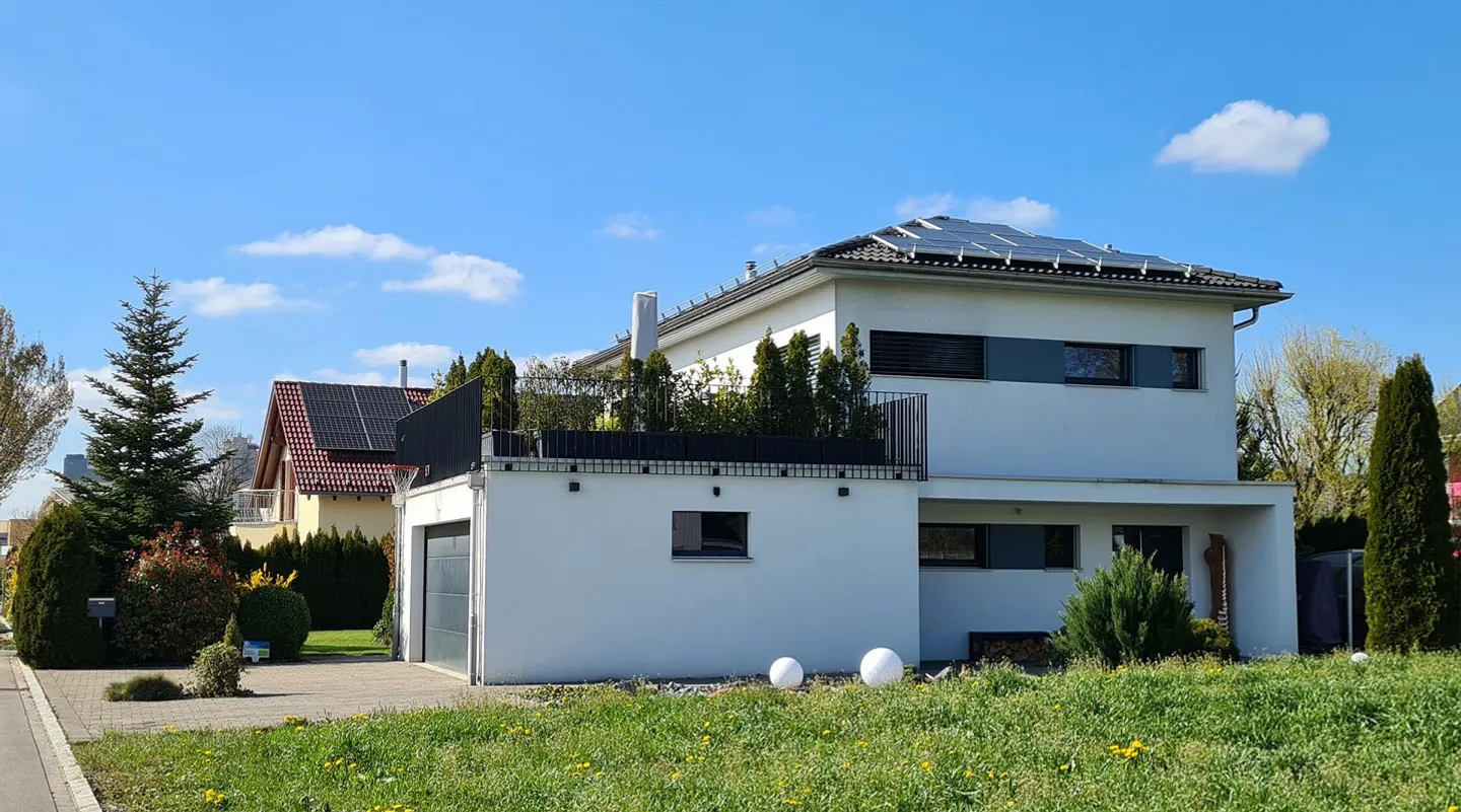 Maison individuelle moderne de 7,5 pièces avec beaucoup d'espace et de potentiel - Photo 1 sur 24