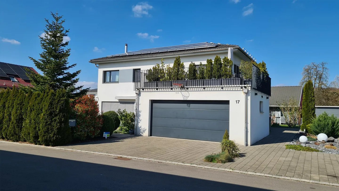 Maison individuelle moderne de 7,5 pièces avec beaucoup d'espace et de potentiel - Photo 3 sur 24
