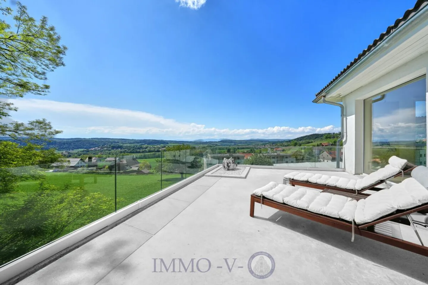 Exclusive with beautiful volume and panoramic view of the Jura - Photo 2 of 9