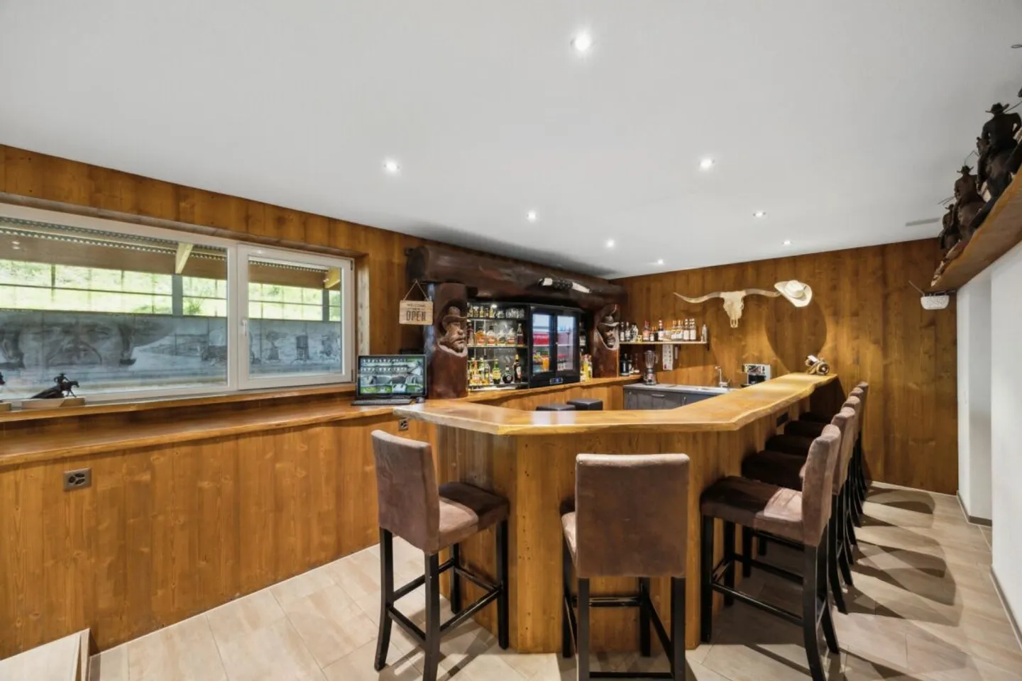 HIGH-QUALITY EQUESTRIAN PROPERTY IN A UNIQUE LOCATION WITH DREAMLIKE VIEWS - Photo 5 of 11