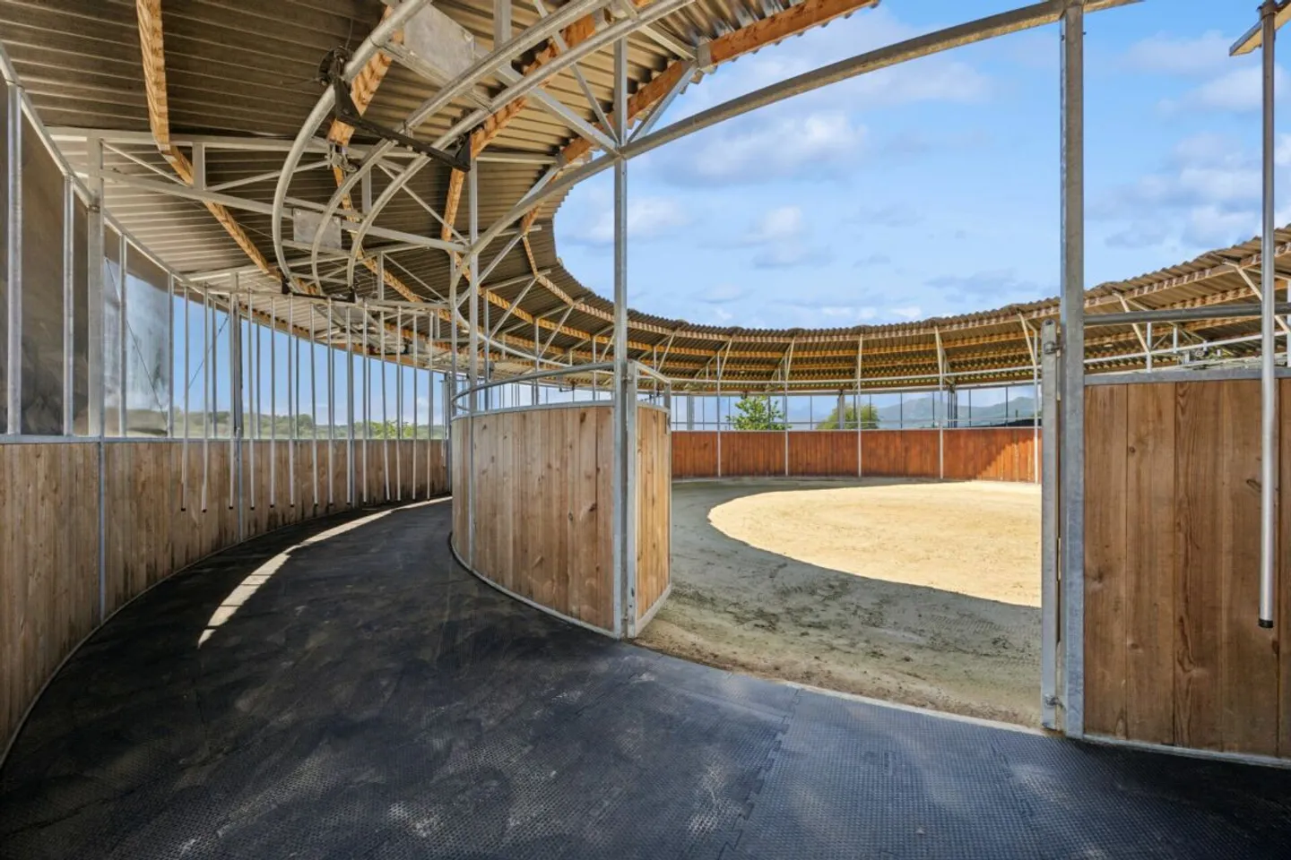 HIGH-QUALITY EQUESTRIAN PROPERTY IN A UNIQUE LOCATION WITH DREAMLIKE VIEWS - Photo 6 of 11