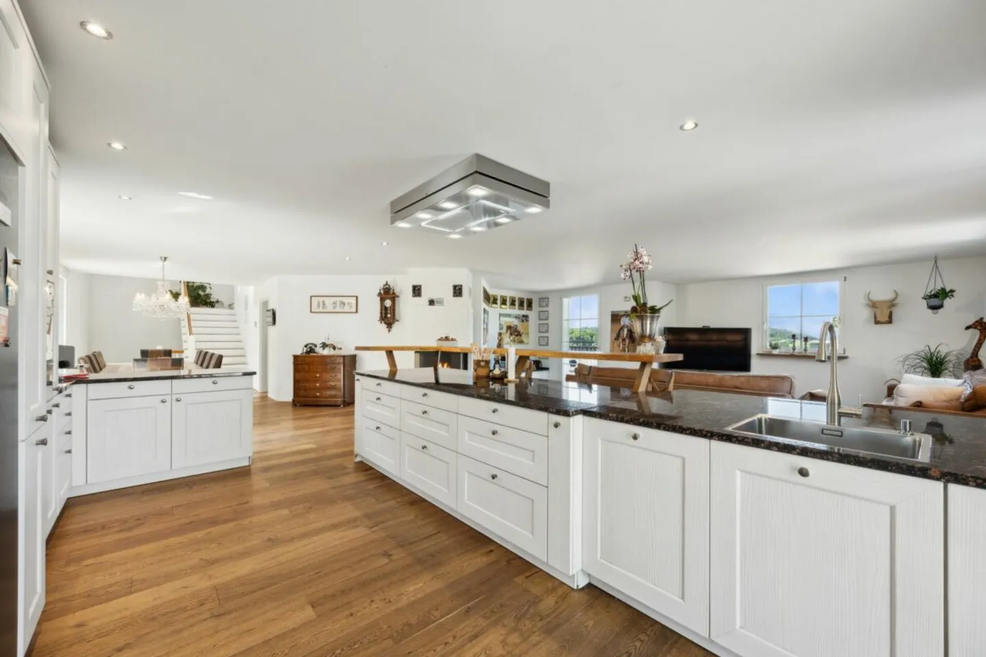 HIGH-QUALITY EQUESTRIAN PROPERTY IN A UNIQUE LOCATION WITH DREAMLIKE VIEWS - Photo 8 of 11
