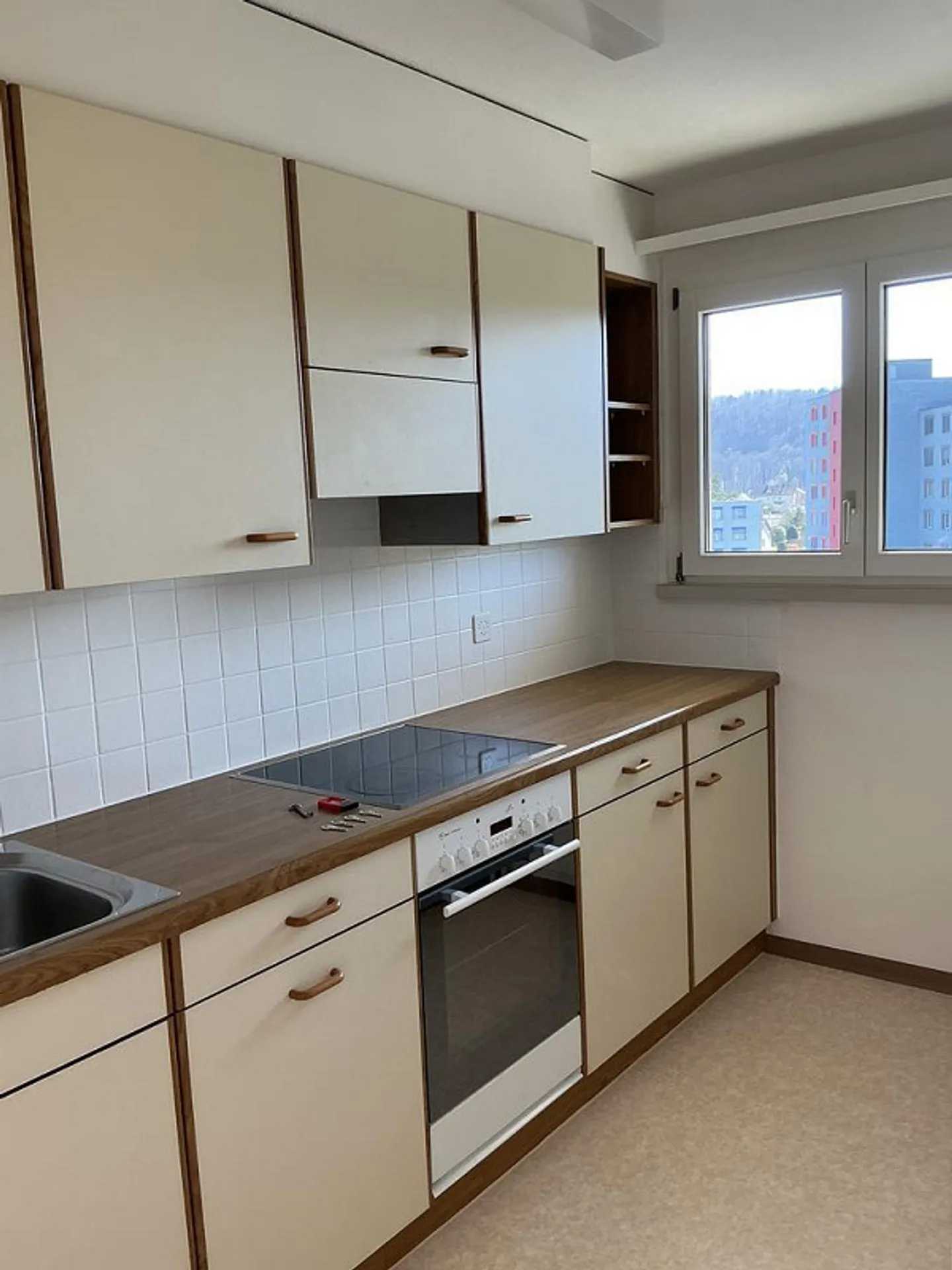 In a great residential area, bright and spacious! - Photo 3 of 9