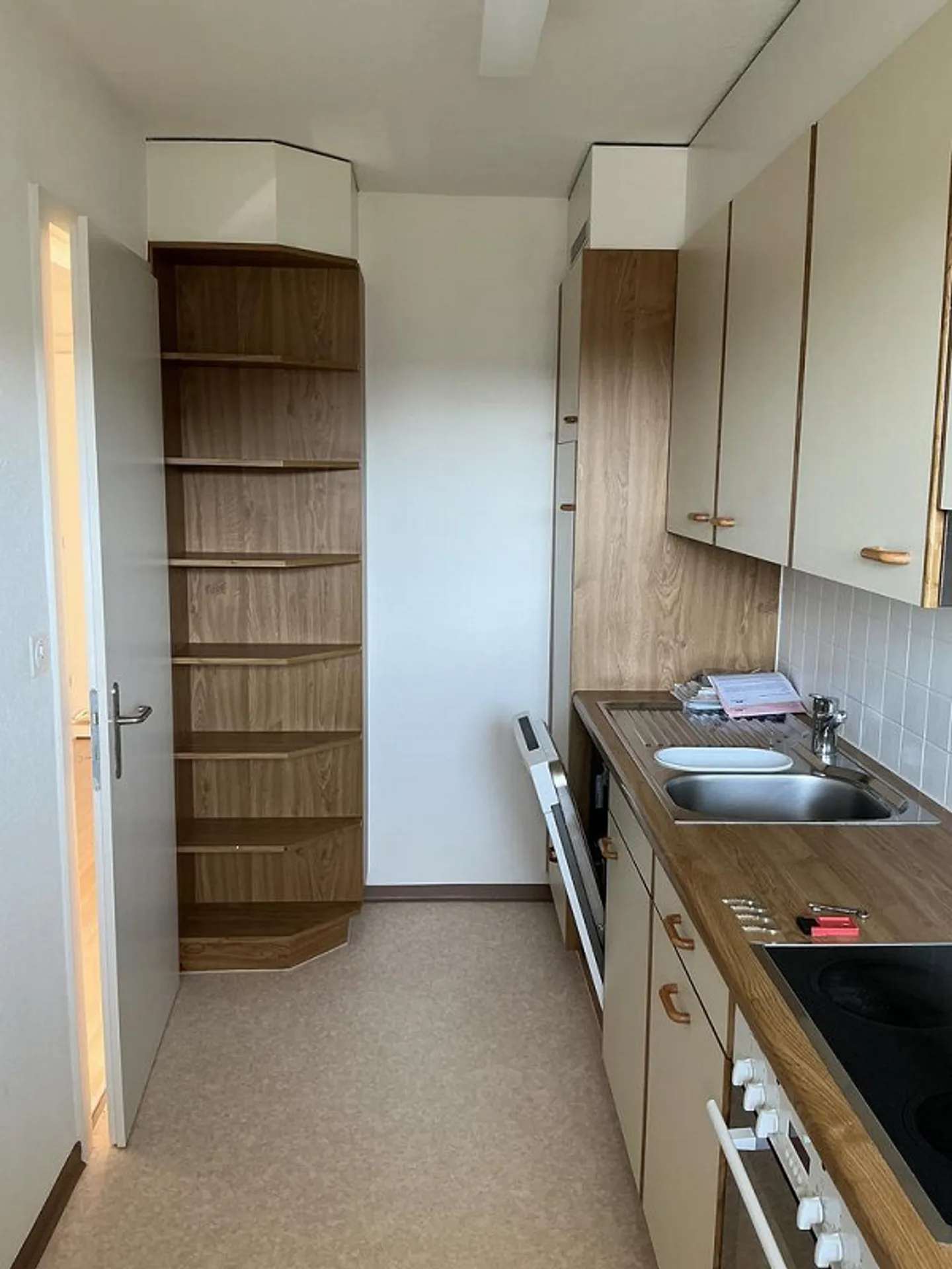 In a great residential area, bright and spacious! - Photo 4 of 9