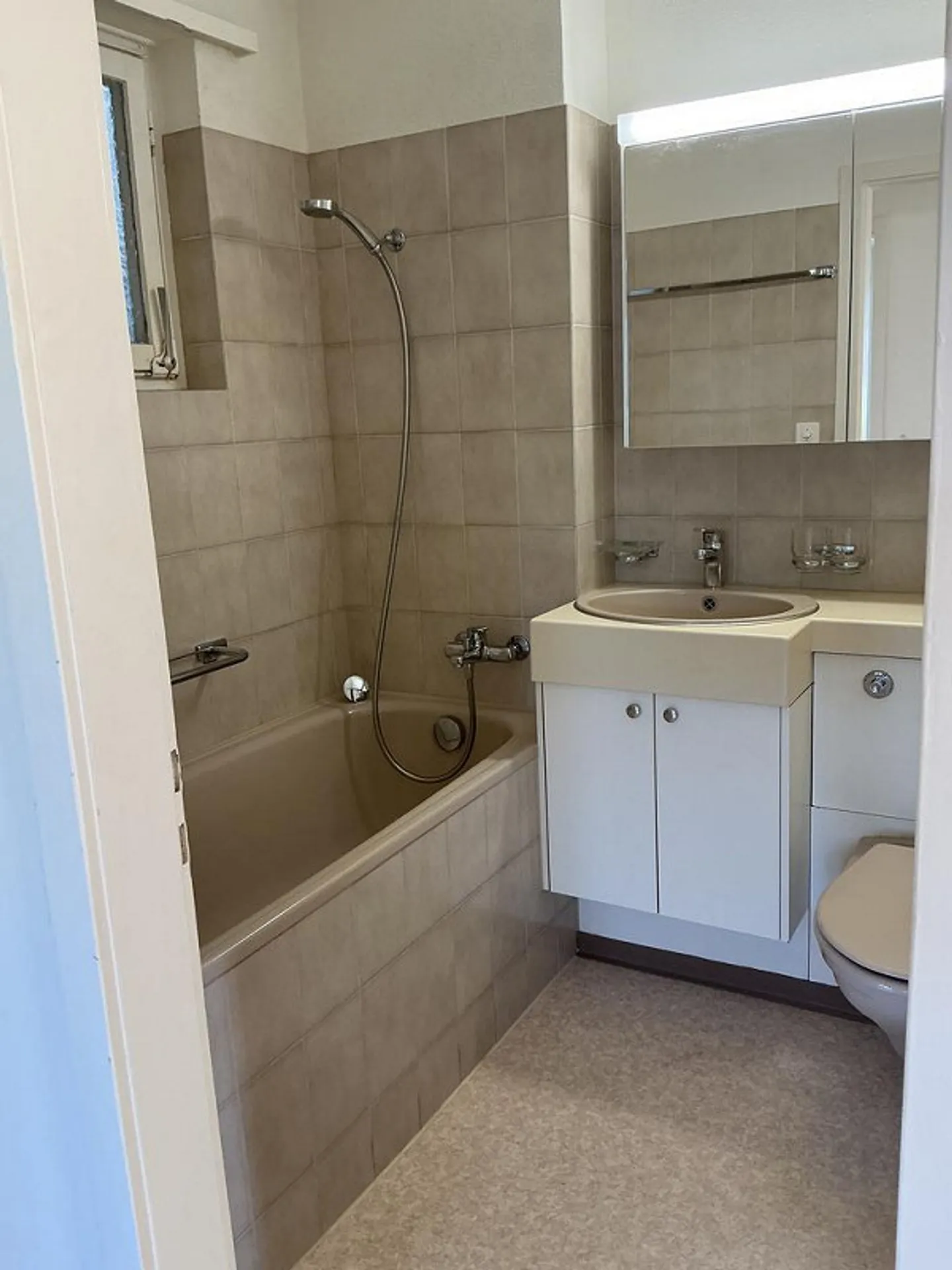 In a great residential area, bright and spacious! - Photo 5 of 9