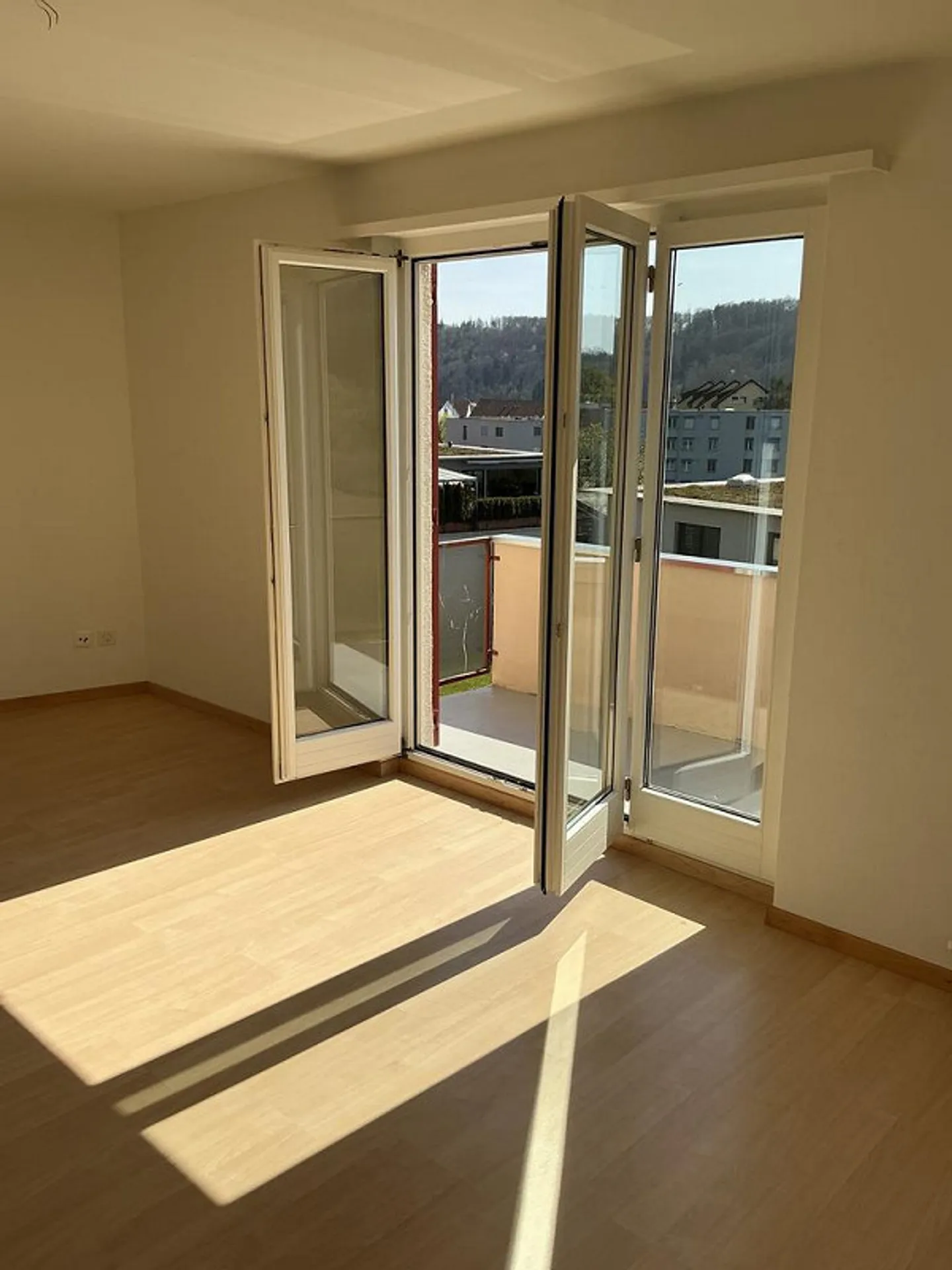 In a great residential area, bright and spacious! - Photo 6 of 9