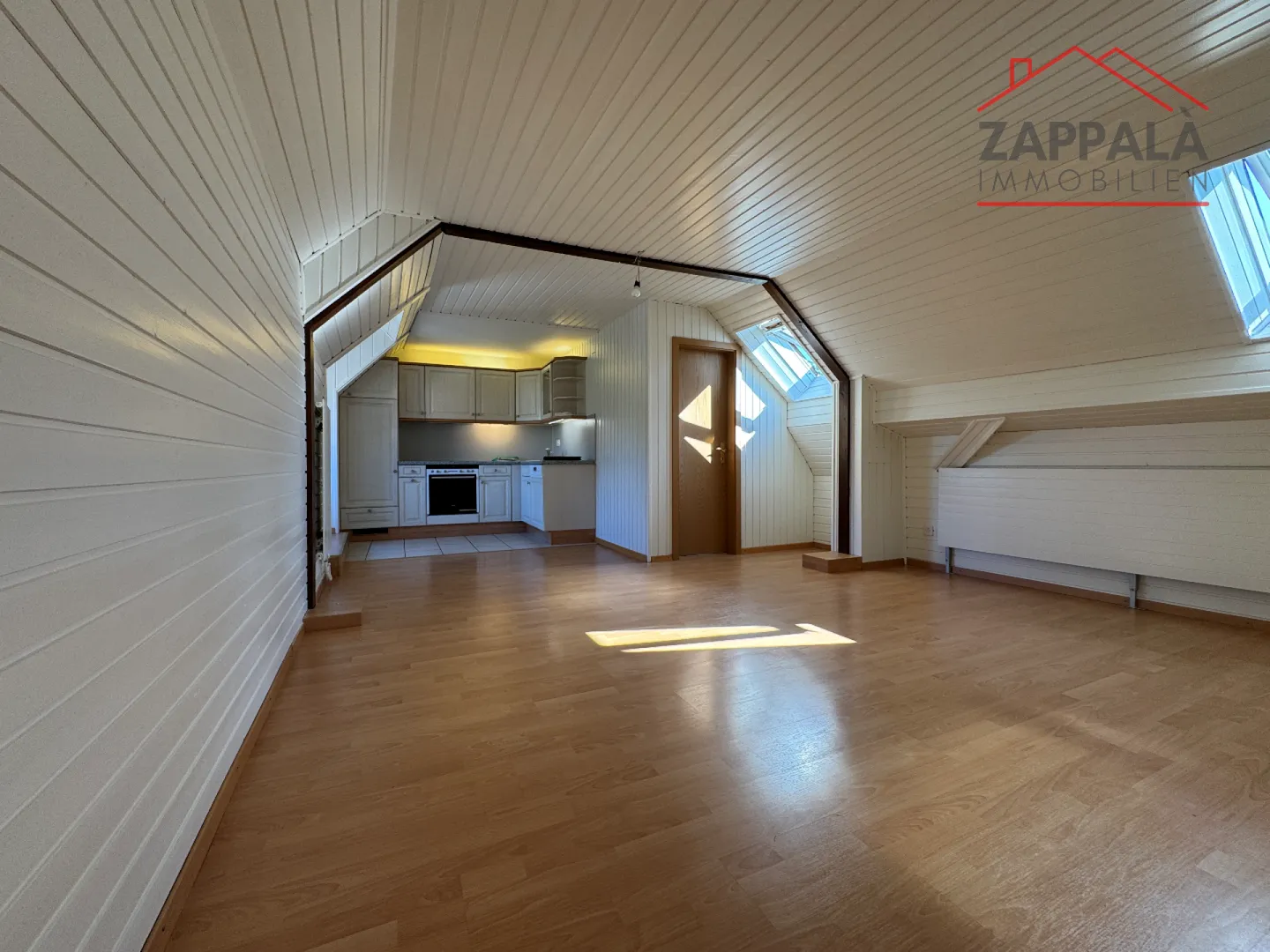 Appartamento attico soleggiato di 3,5 locali a Hofstetten-Flüh - appena ristrutturato e pronto per essere abitato - Foto 1 di 11