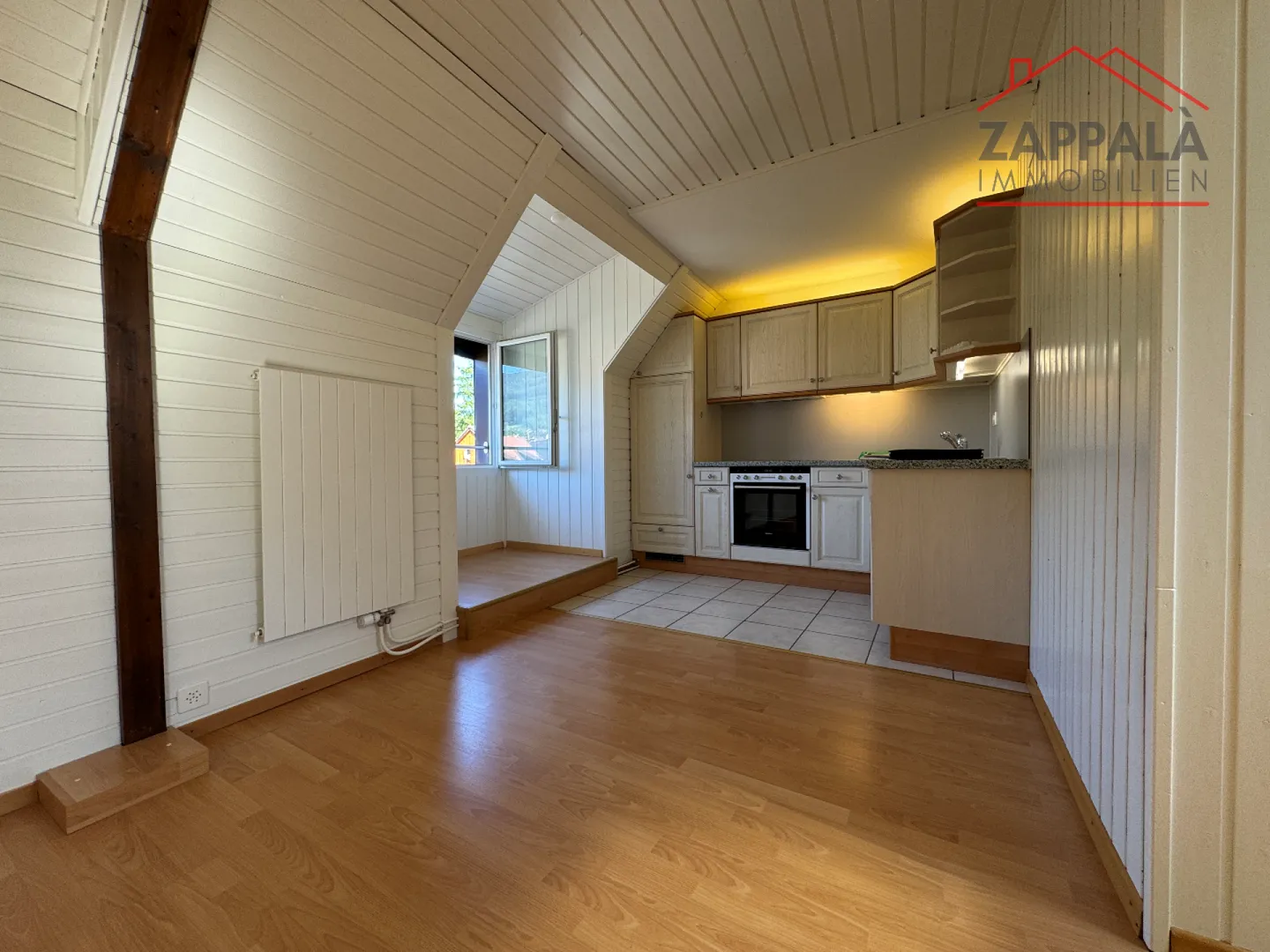 Appartamento attico soleggiato di 3,5 locali a Hofstetten-Flüh - appena ristrutturato e pronto per essere abitato - Foto 2 di 11