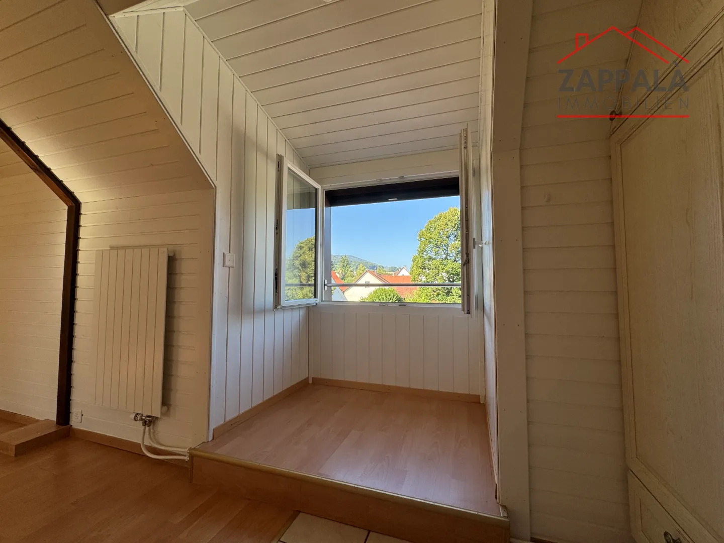 Appartamento attico soleggiato di 3,5 locali a Hofstetten-Flüh - appena ristrutturato e pronto per essere abitato - Foto 3 di 11