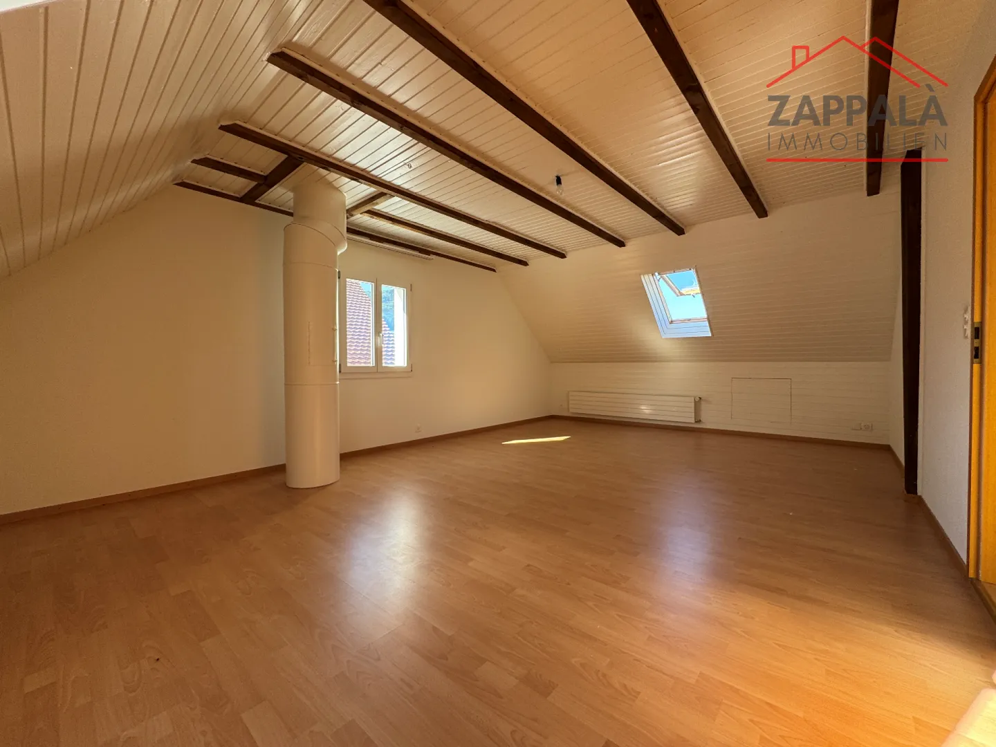 Appartamento attico soleggiato di 3,5 locali a Hofstetten-Flüh - appena ristrutturato e pronto per essere abitato - Foto 4 di 11
