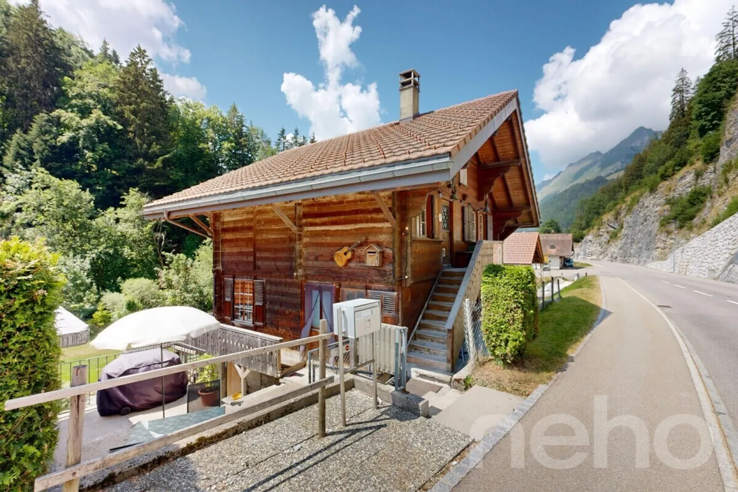 Un chalet affascinante in un contesto verde - Foto 1 di 12