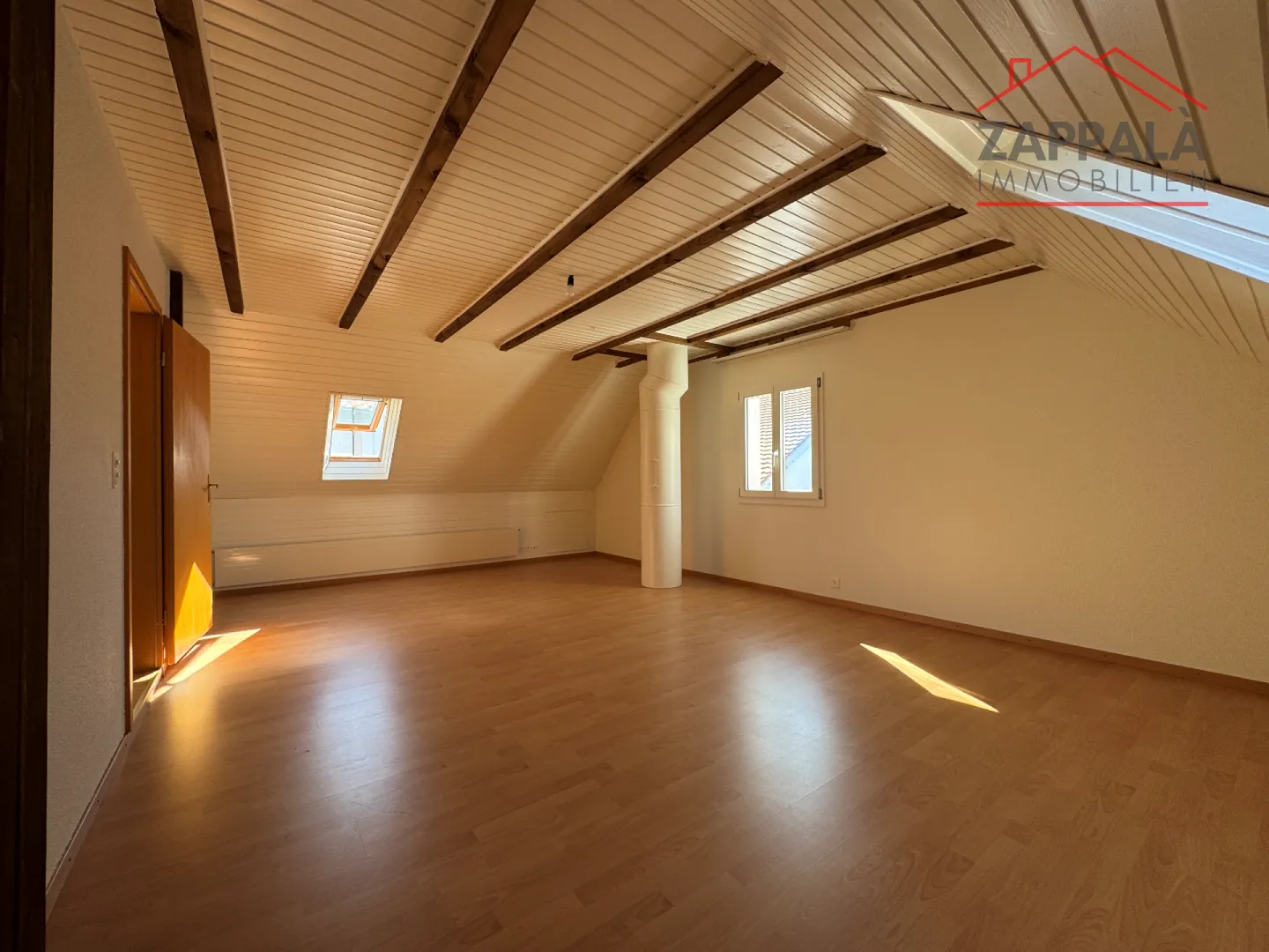 Appartamento attico soleggiato di 3,5 locali a Hofstetten-Flüh - appena ristrutturato e pronto per essere abitato - Foto 5 di 11