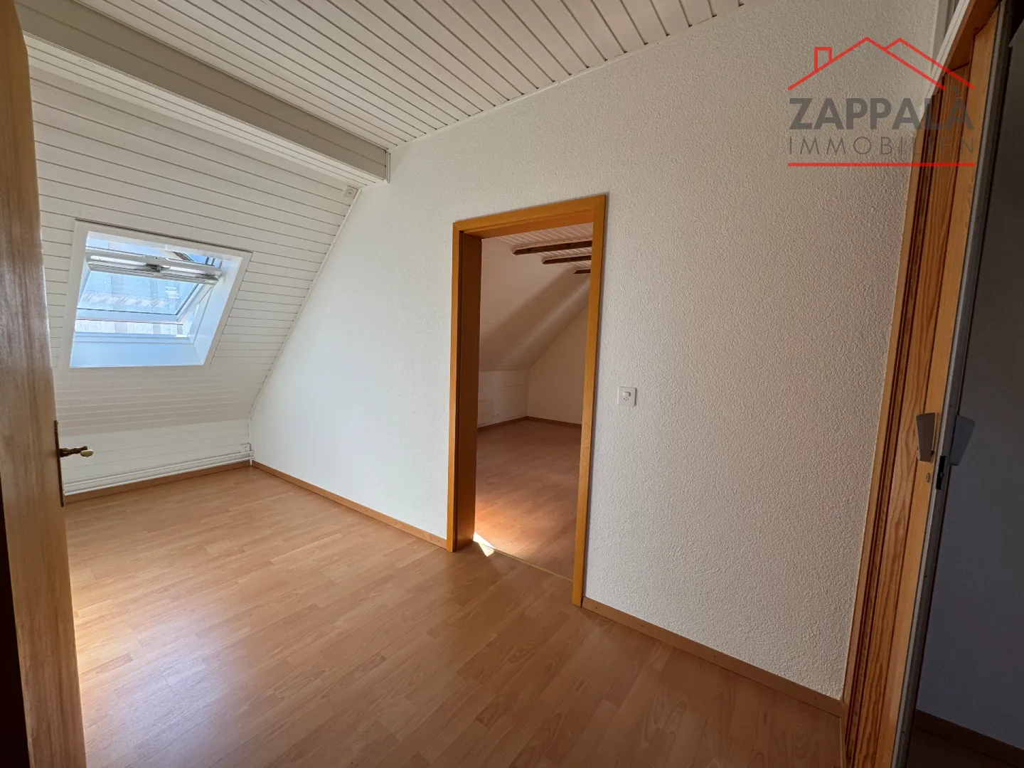 Appartamento attico soleggiato di 3,5 locali a Hofstetten-Flüh - appena ristrutturato e pronto per essere abitato - Foto 6 di 11