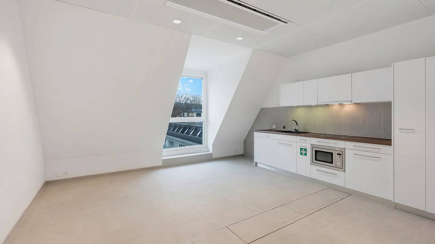 Spazio ufficio completamente sviluppato con vista lago unica - Foto 4 di 5