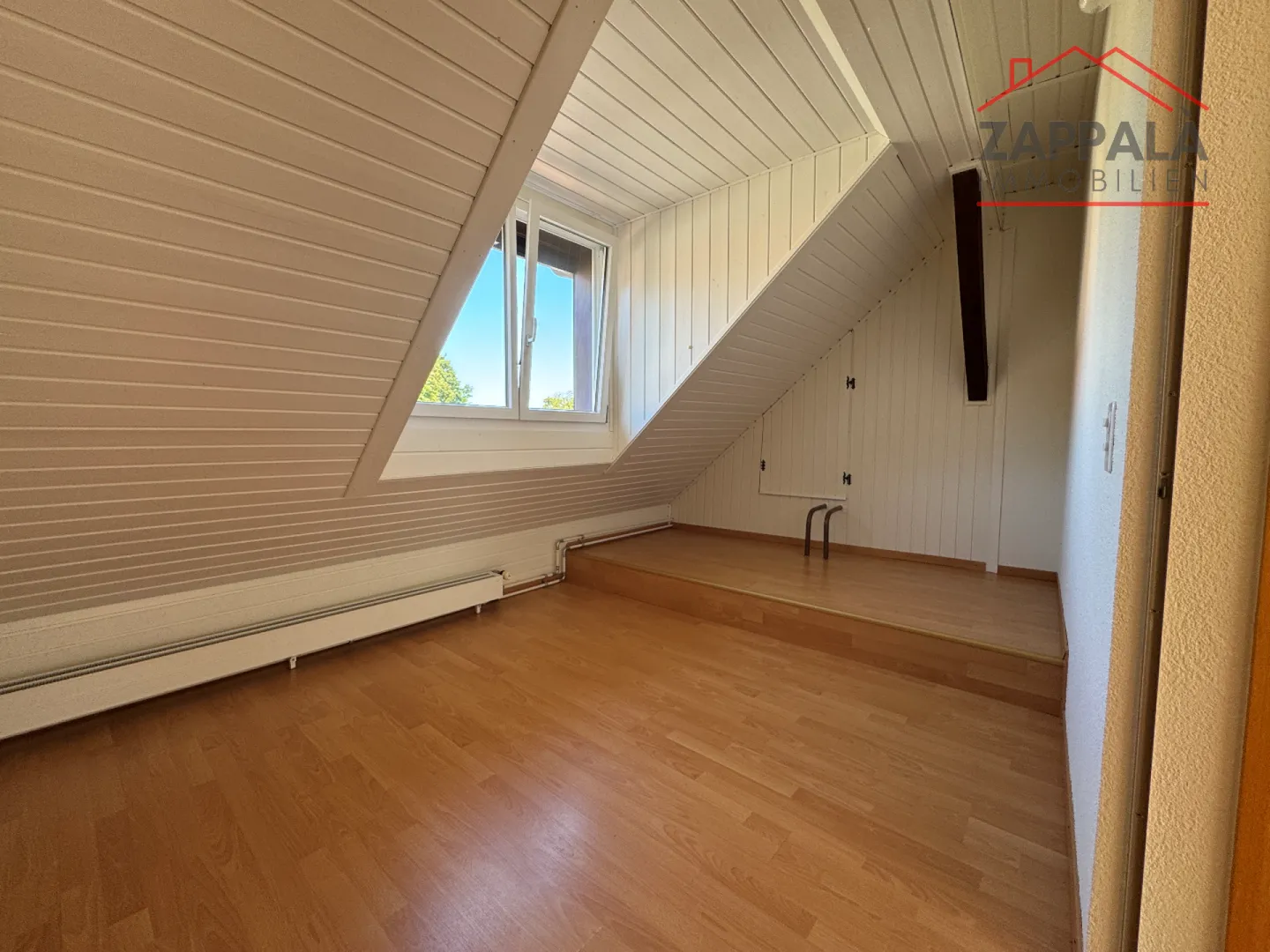 Appartamento attico soleggiato di 3,5 locali a Hofstetten-Flüh - appena ristrutturato e pronto per essere abitato - Foto 7 di 11