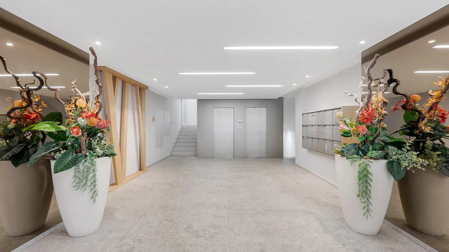 Spazio ufficio completamente sviluppato con vista lago unica - Foto 2 di 5