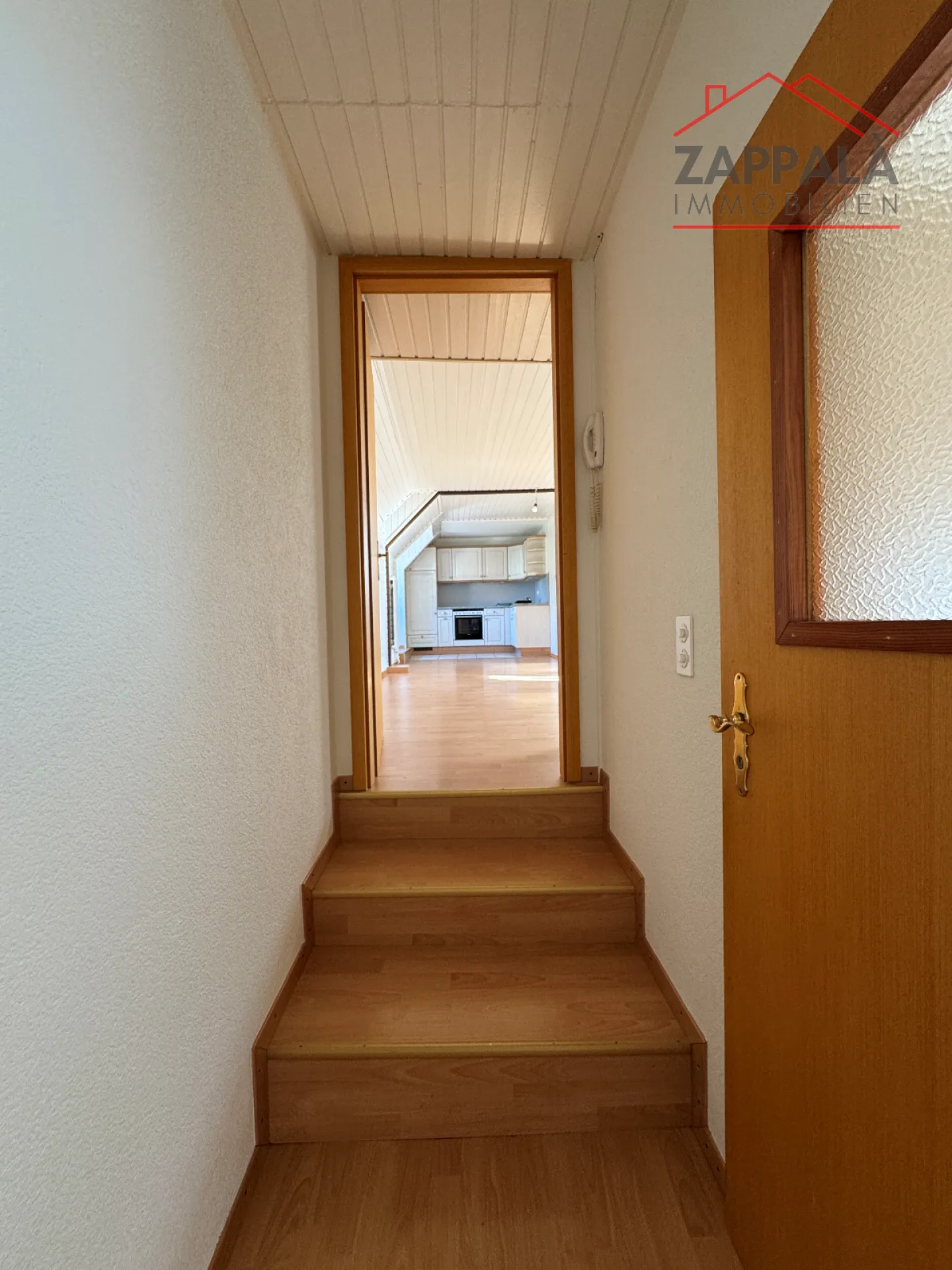 Appartamento attico soleggiato di 3,5 locali a Hofstetten-Flüh - appena ristrutturato e pronto per essere abitato - Foto 8 di 11