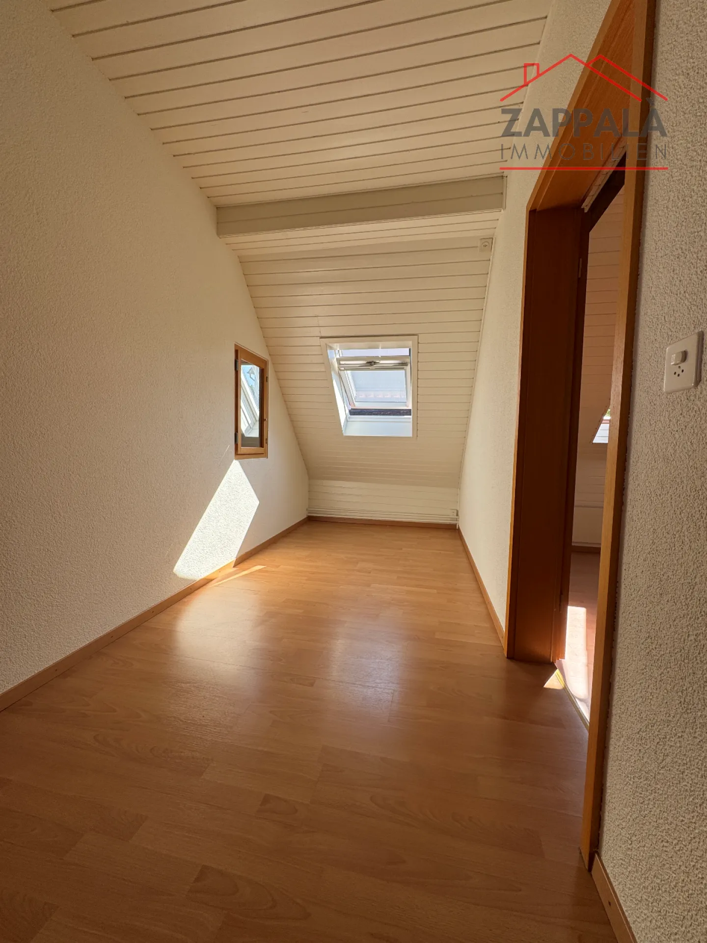 Appartamento attico soleggiato di 3,5 locali a Hofstetten-Flüh - appena ristrutturato e pronto per essere abitato - Foto 9 di 11