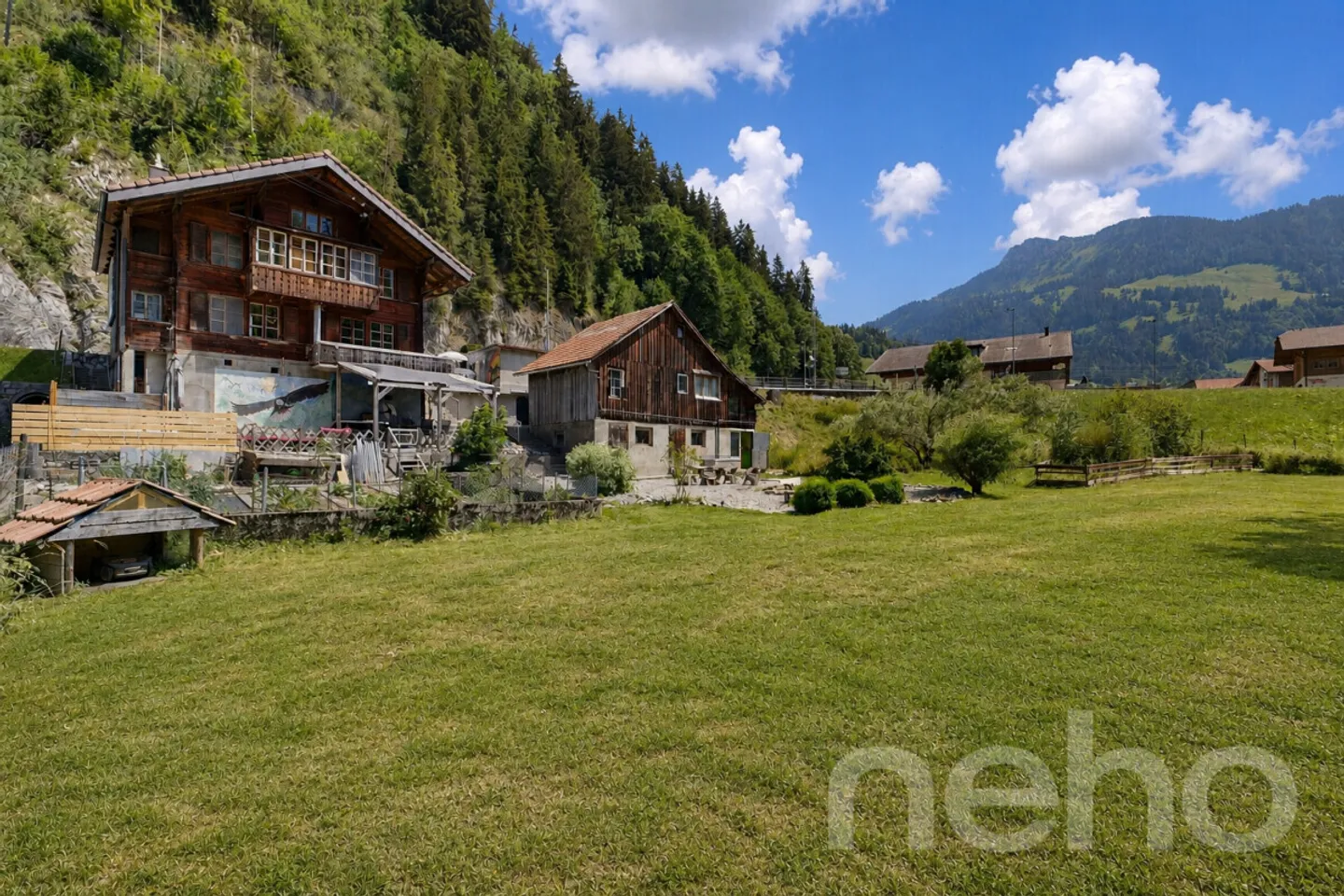 Un chalet affascinante in un contesto verde - Foto 3 di 12