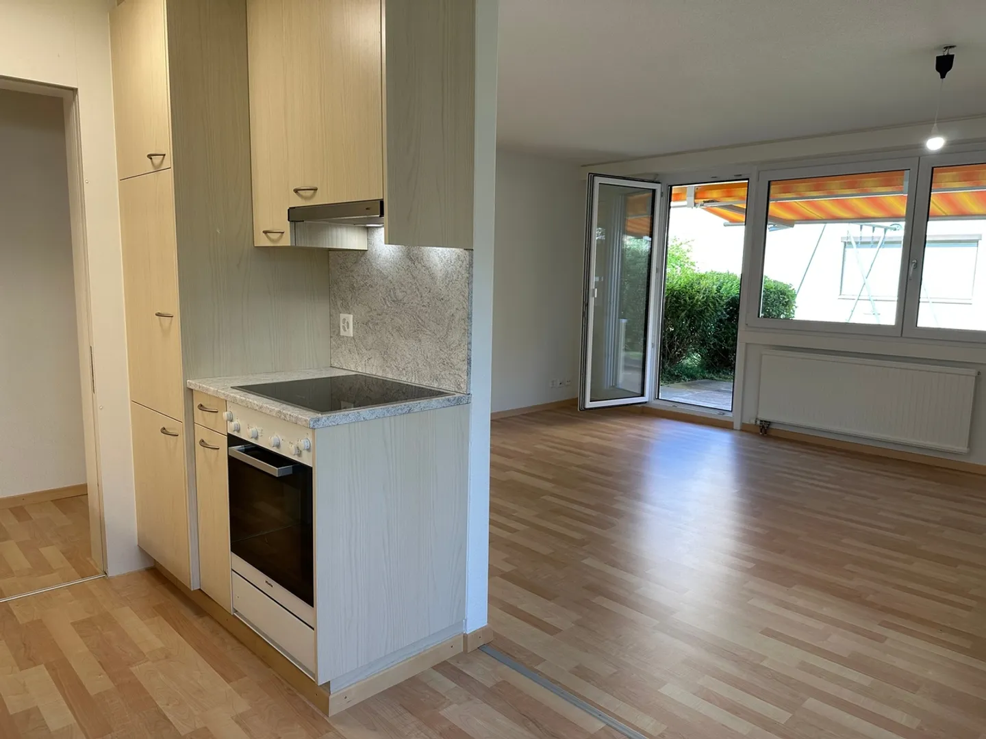 Appartement de rez-de-chaussée rénové de 2,5 pièces moderne - Photo 2 sur 13
