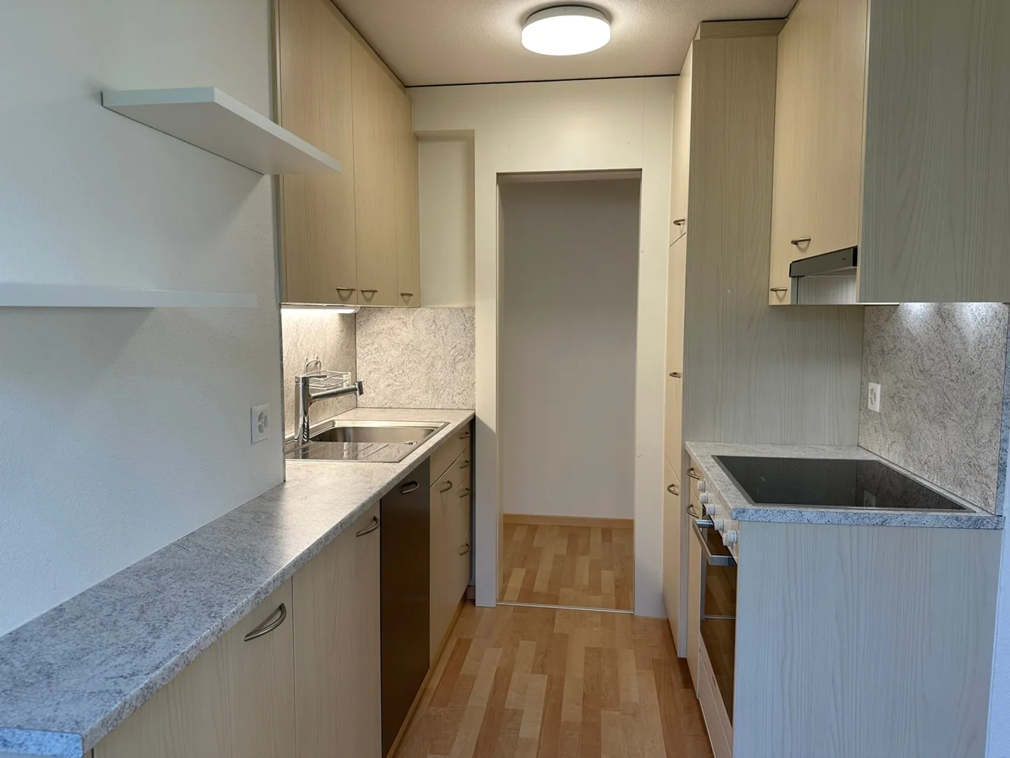 Appartement de rez-de-chaussée rénové de 2,5 pièces moderne - Photo 6 sur 13