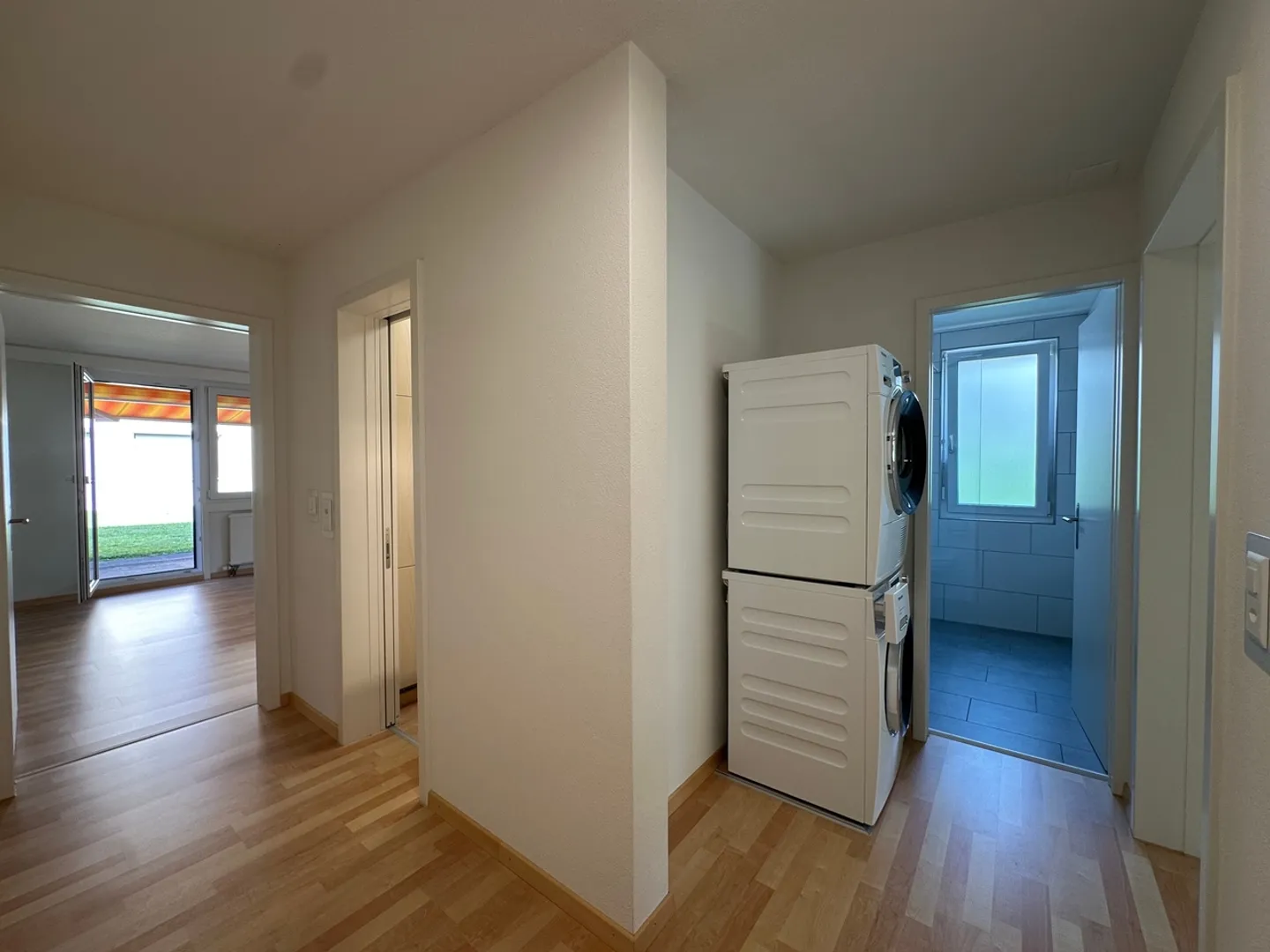 Appartement de rez-de-chaussée rénové de 2,5 pièces moderne - Photo 8 sur 13