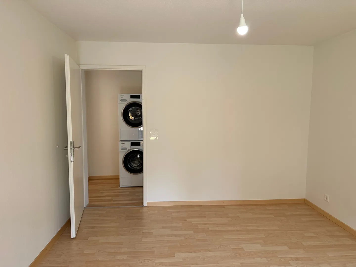 Appartement de rez-de-chaussée rénové de 2,5 pièces moderne - Photo 9 sur 13