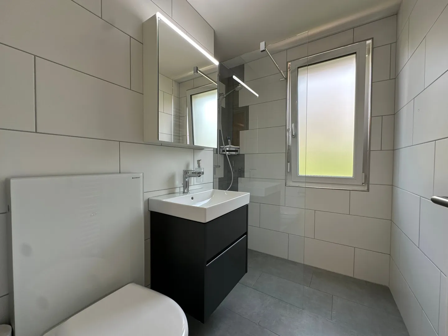 Appartement de rez-de-chaussée rénové de 2,5 pièces moderne - Photo 10 sur 13