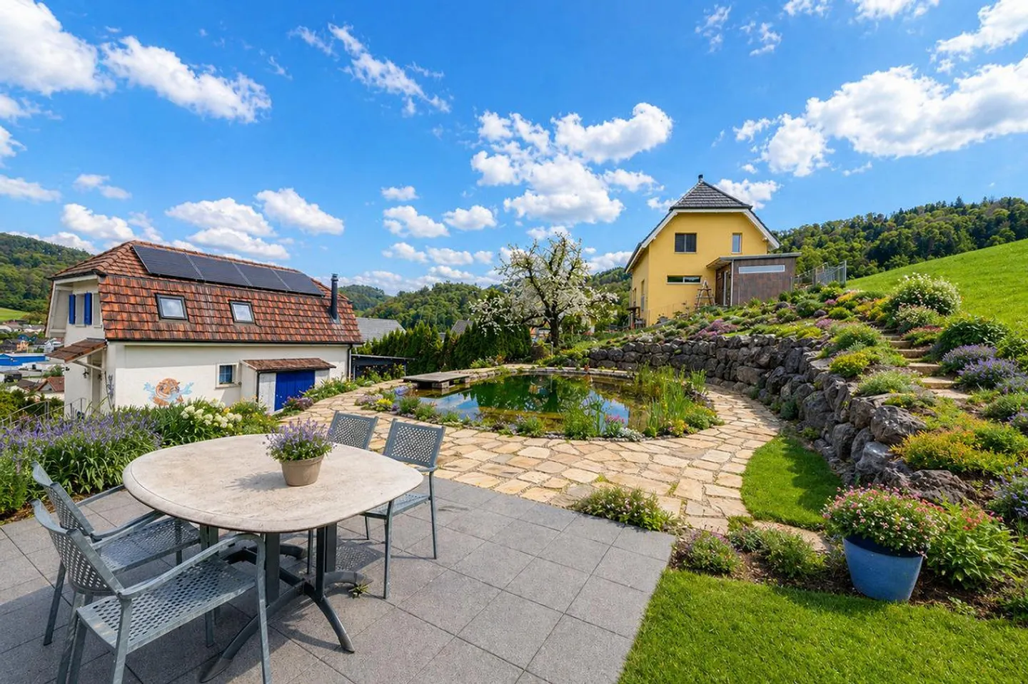 Charmantes Einfamilienhaus mit Teich - Foto 2 von 15