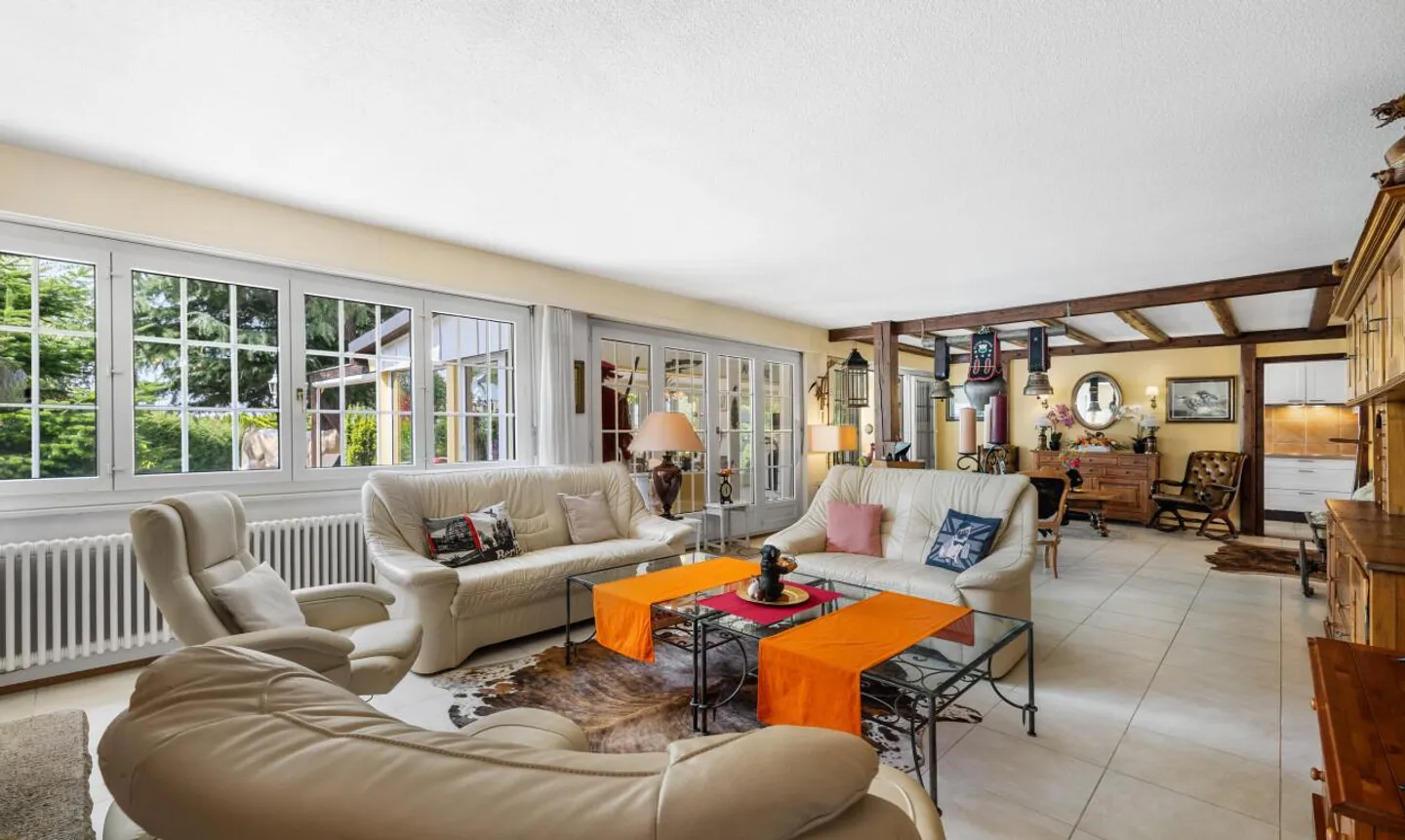 Spacious family home with double garage and 2,492 m² garden - Photo 1 of 11