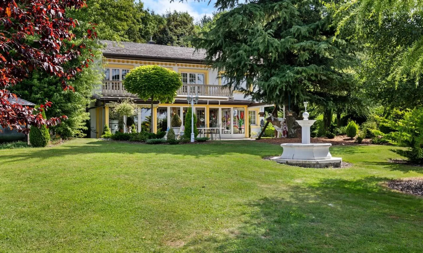 Spacious family home with double garage and 2,492 m² garden - Photo 3 of 11