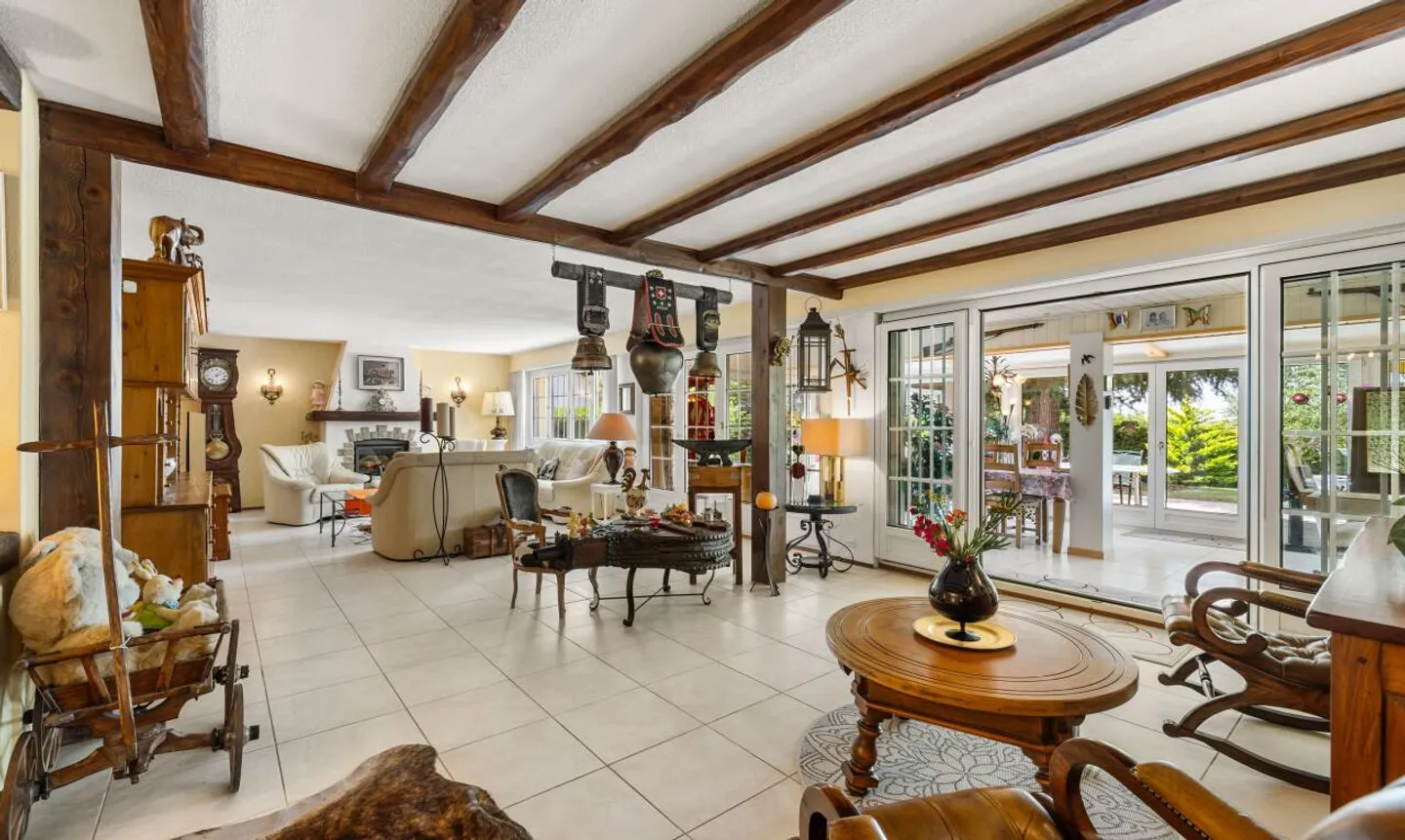 Spacious family home with double garage and 2,492 m² garden - Photo 4 of 11