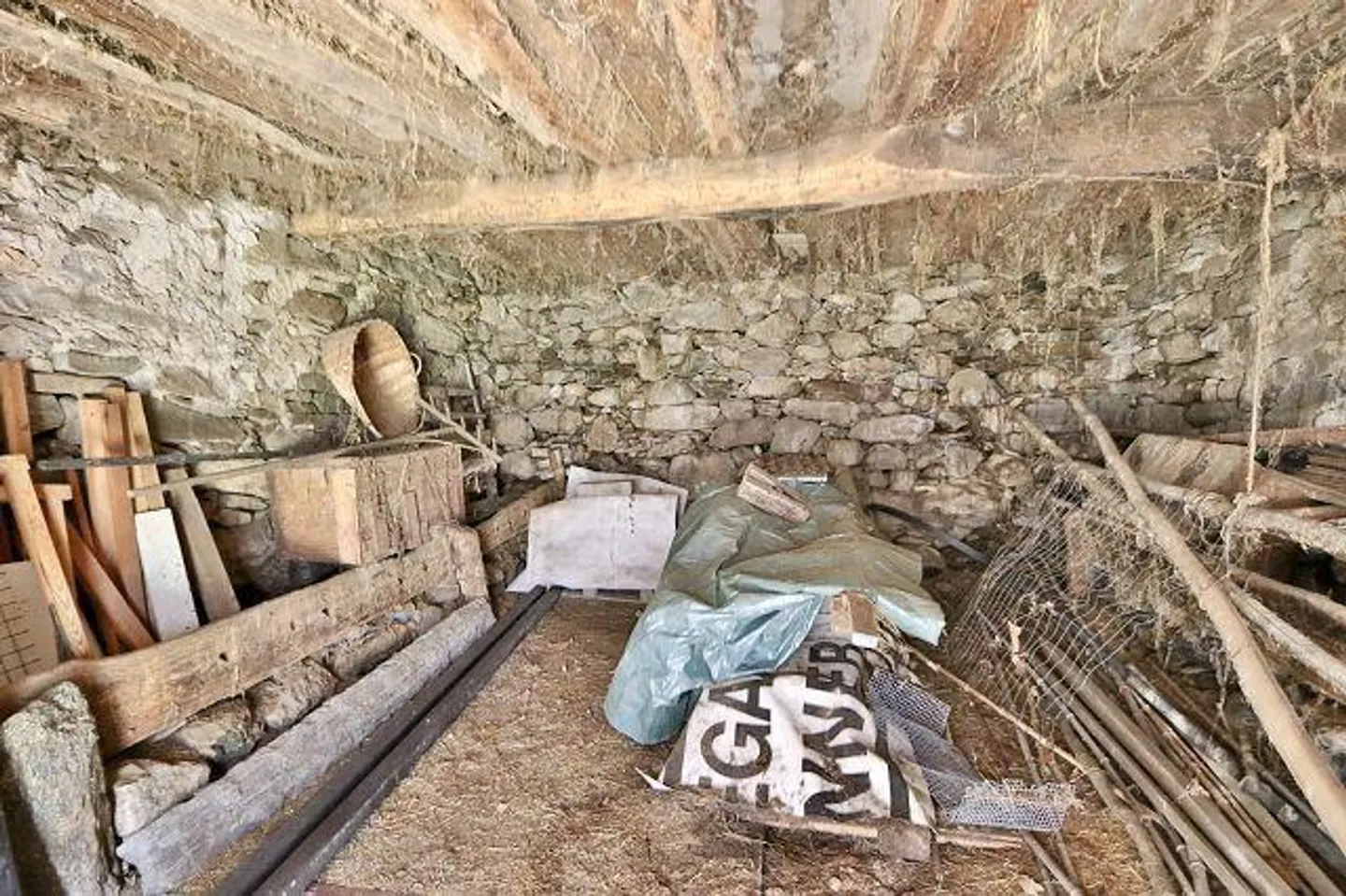 Rustico da ristrutturare in posizione molto tranquilla, soleggiata con bella vista - Foto 2 di 17