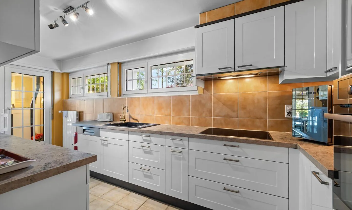 Spacious family home with double garage and 2,492 m² garden - Photo 5 of 11