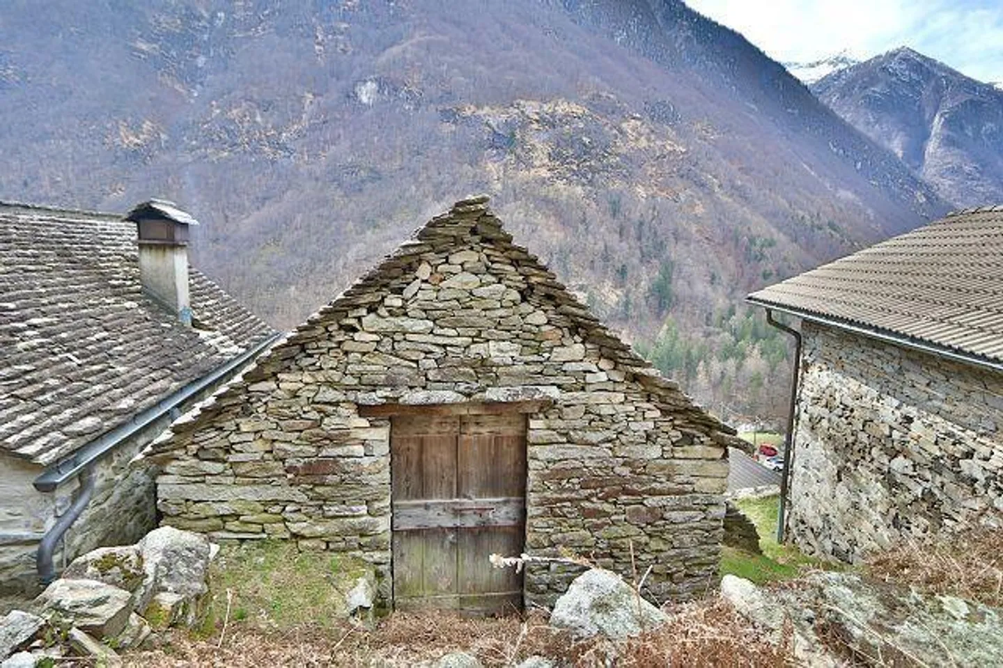 Rustico da ristrutturare in posizione molto tranquilla, soleggiata con bella vista - Foto 12 di 17