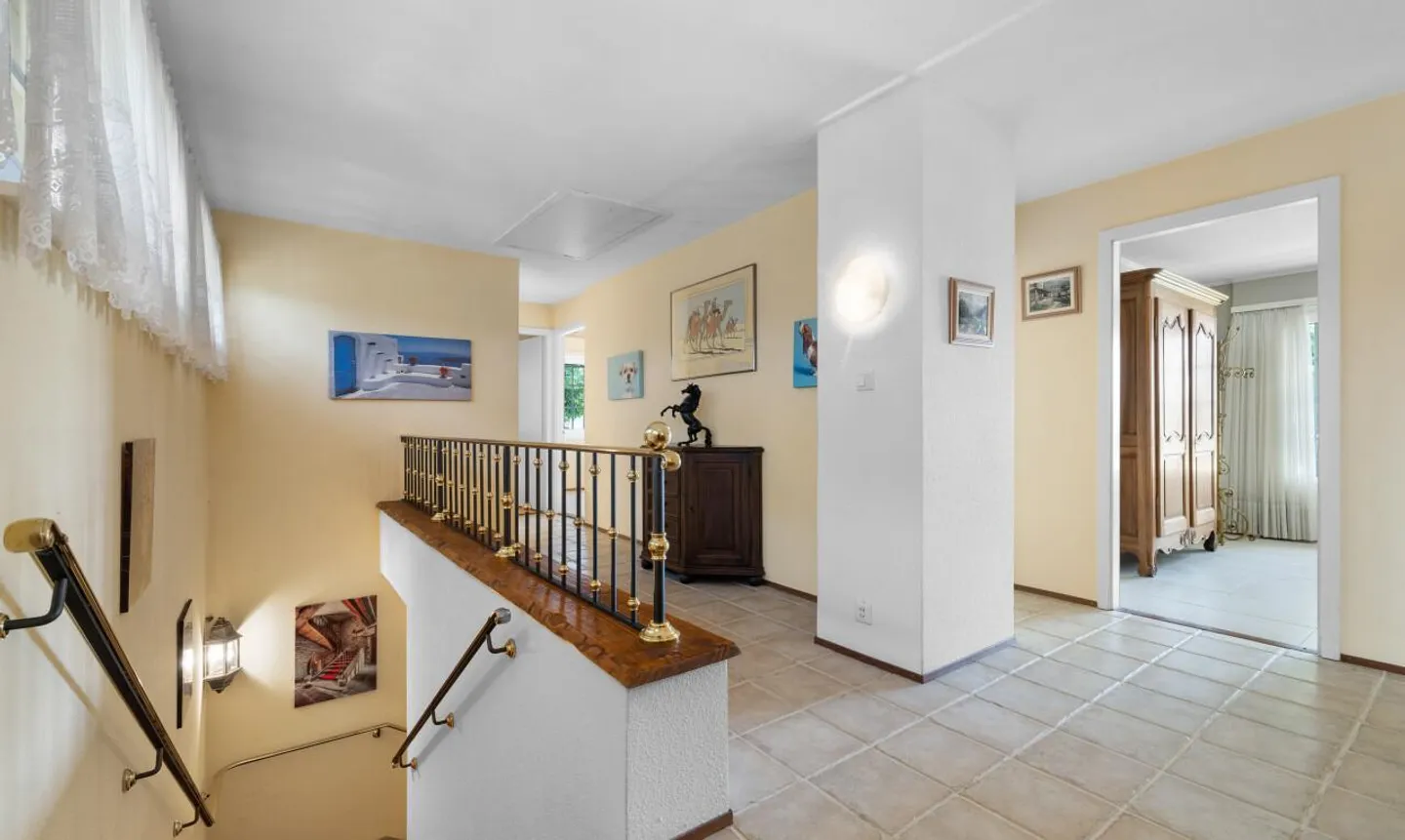 Spacious family home with double garage and 2,492 m² garden - Photo 7 of 11