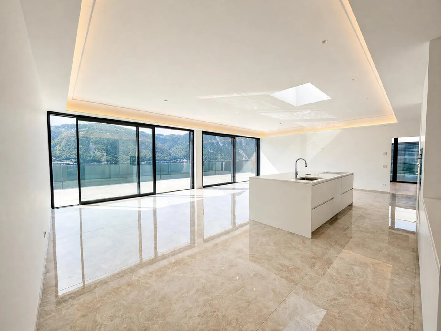 Luxury penthouse 4.5 rooms with lake view in Bissone - Photo 1 of 12