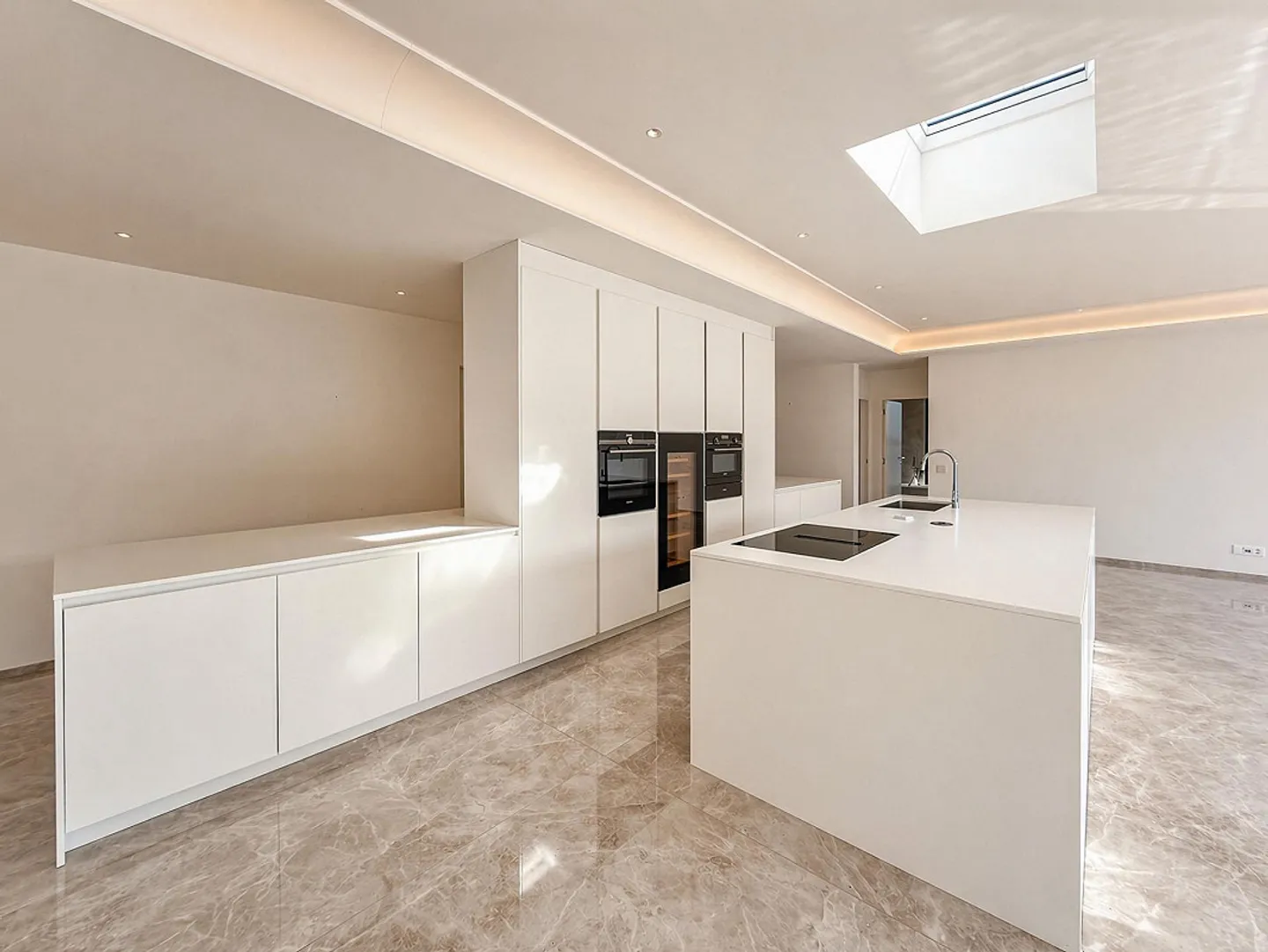 Luxury penthouse 4.5 rooms with lake view in Bissone - Photo 2 of 12