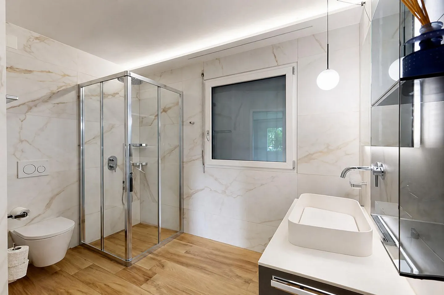 Stylish living in a central location in Lucerne - Photo 5 of 8
