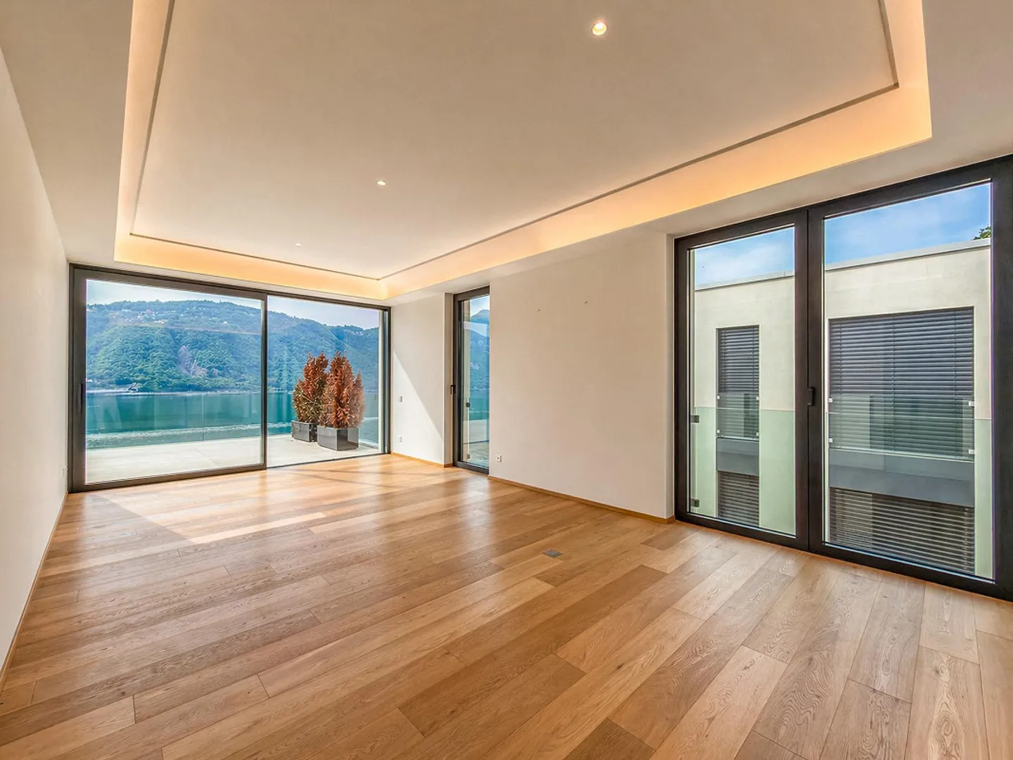 Luxury penthouse 4.5 rooms with lake view in Bissone - Photo 3 of 12